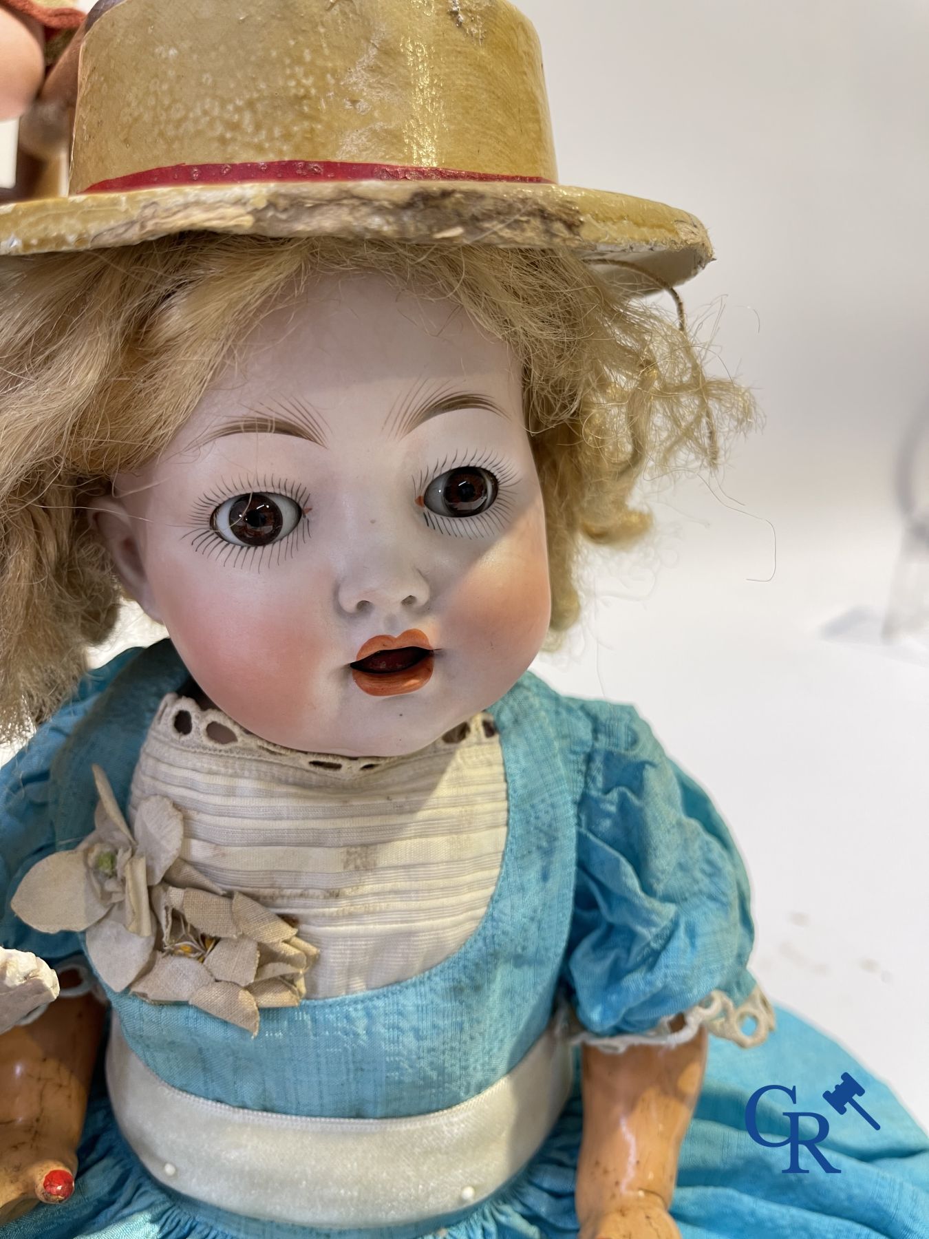 Toys: antique dolls: 5 German character dolls with porcelain head.