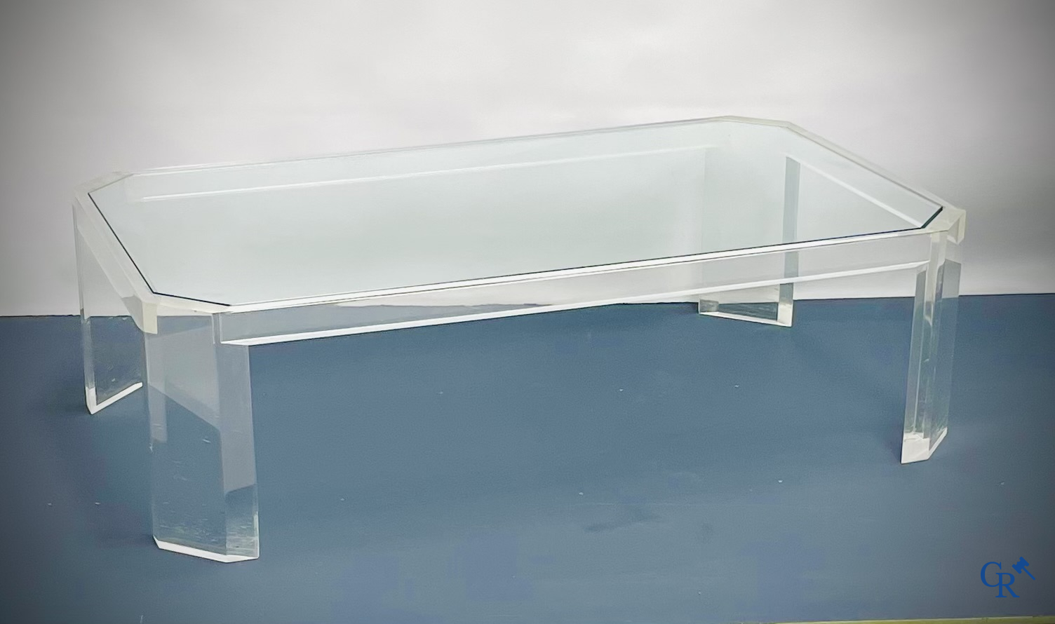 Une table basse en plexiglas avec une tablette en verre. Vers 1980.