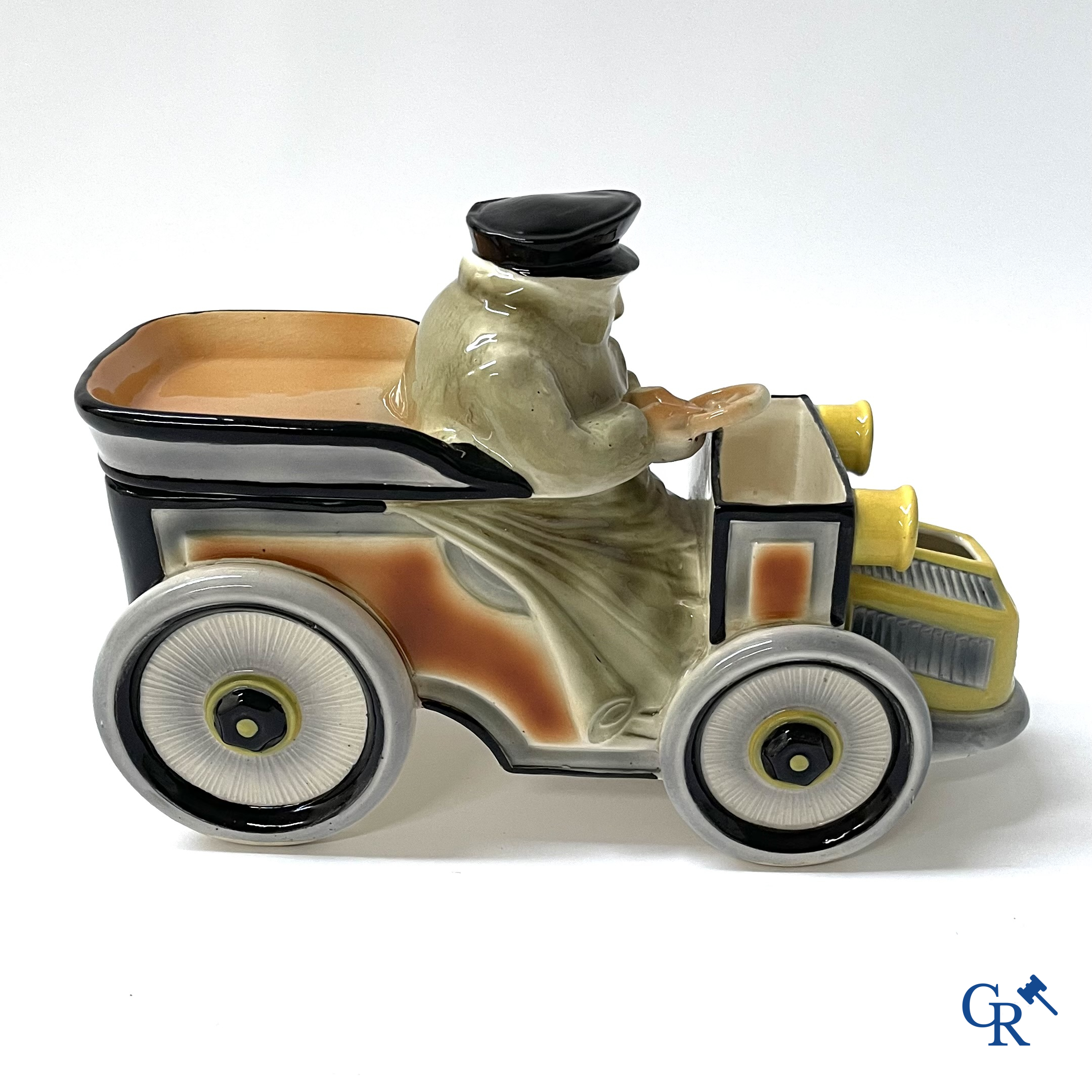 Faïencerie Fives Lille. L'Automobiliste, een grote tabakspot in de vorm van een automobilist. Circa 1910.