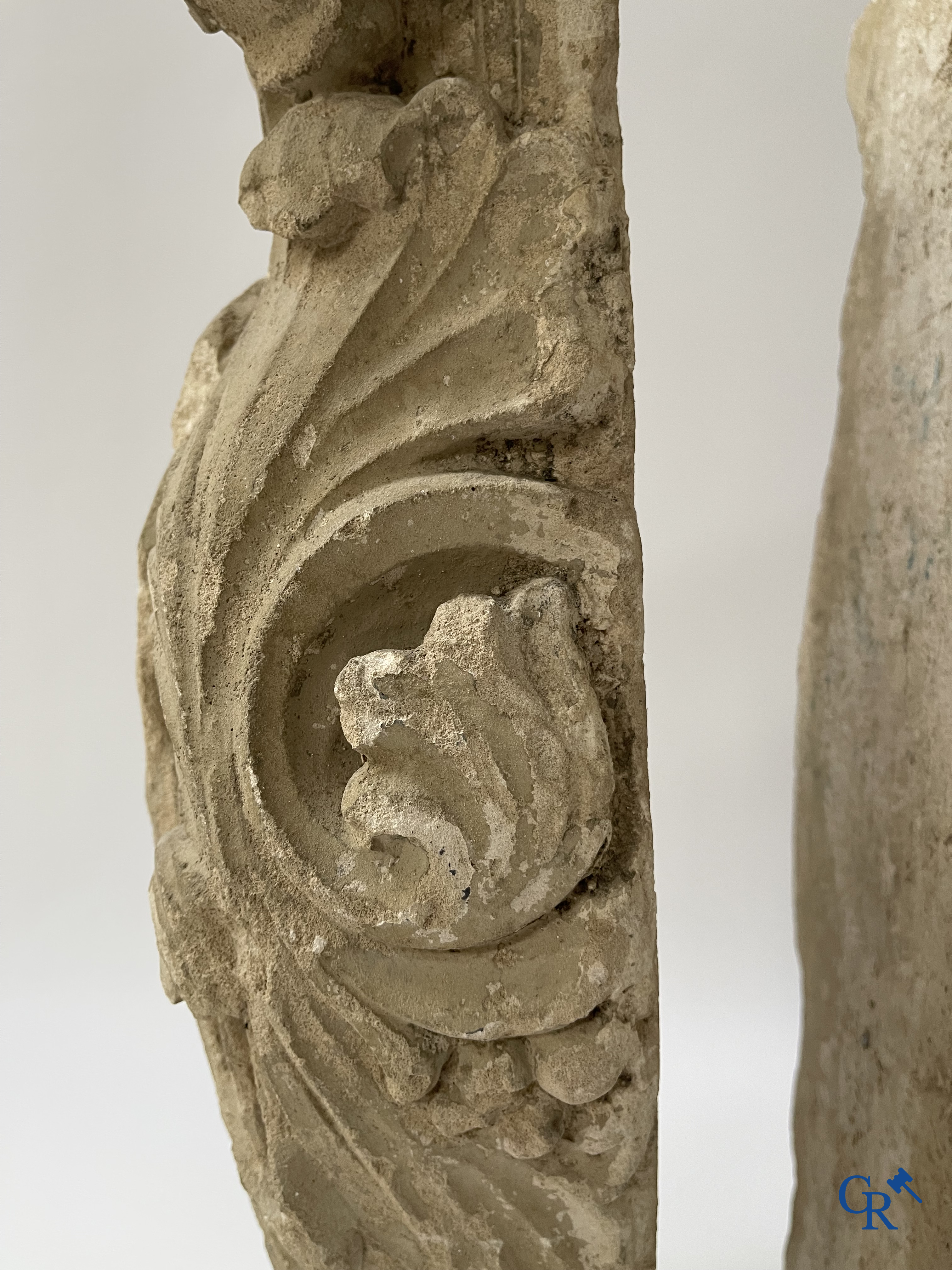 Paar gebeeldhouwde kalkstenen kapitelen. Frankrijk, hoogstwaarschijnlijk Champagnestreek, XIIe eeuw.