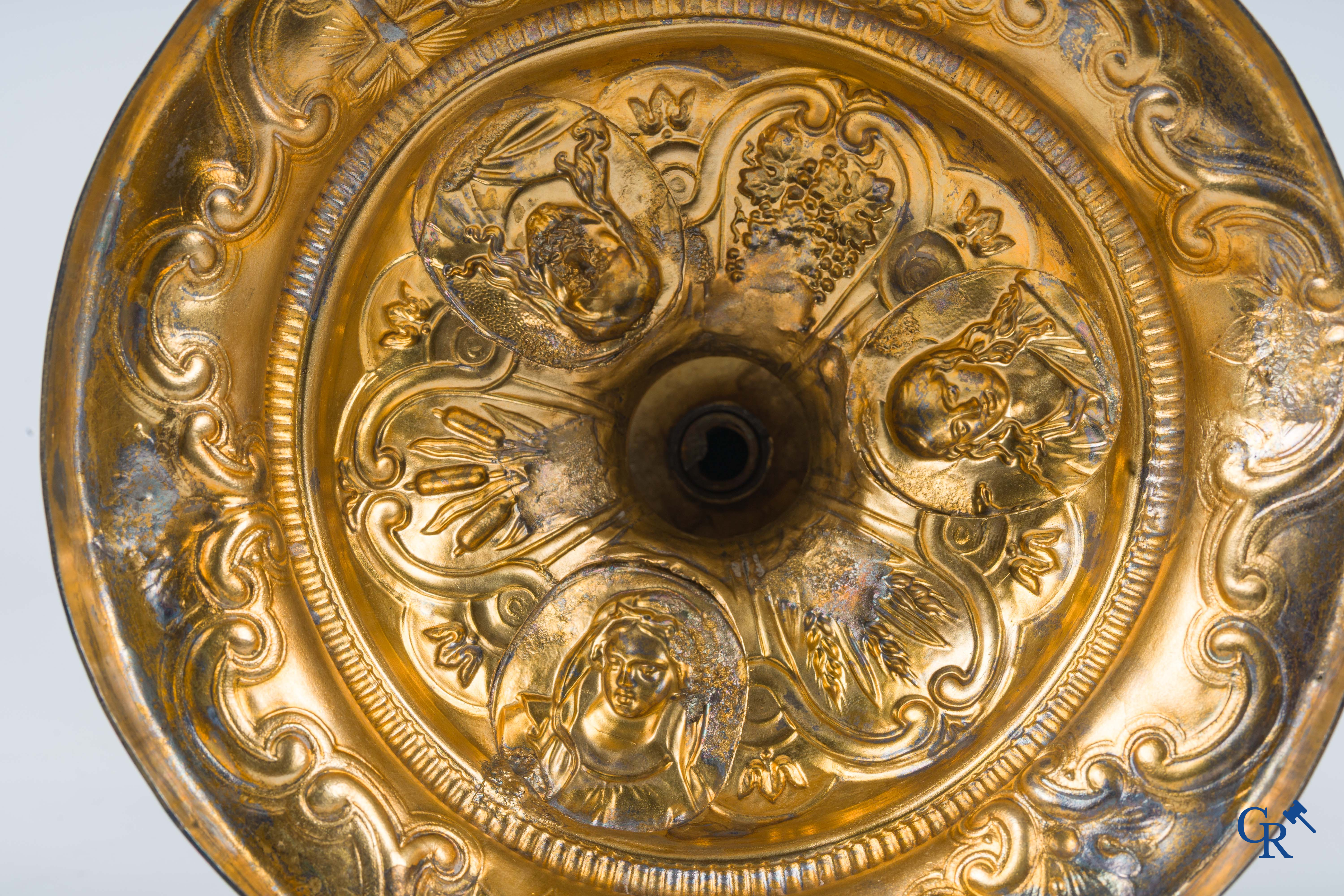 Martin & Dejean, orfèvres. Een reliëf gedecoreerde kelk in zilver en vermeil. Parijs, 1ste helft 19e eeuw.