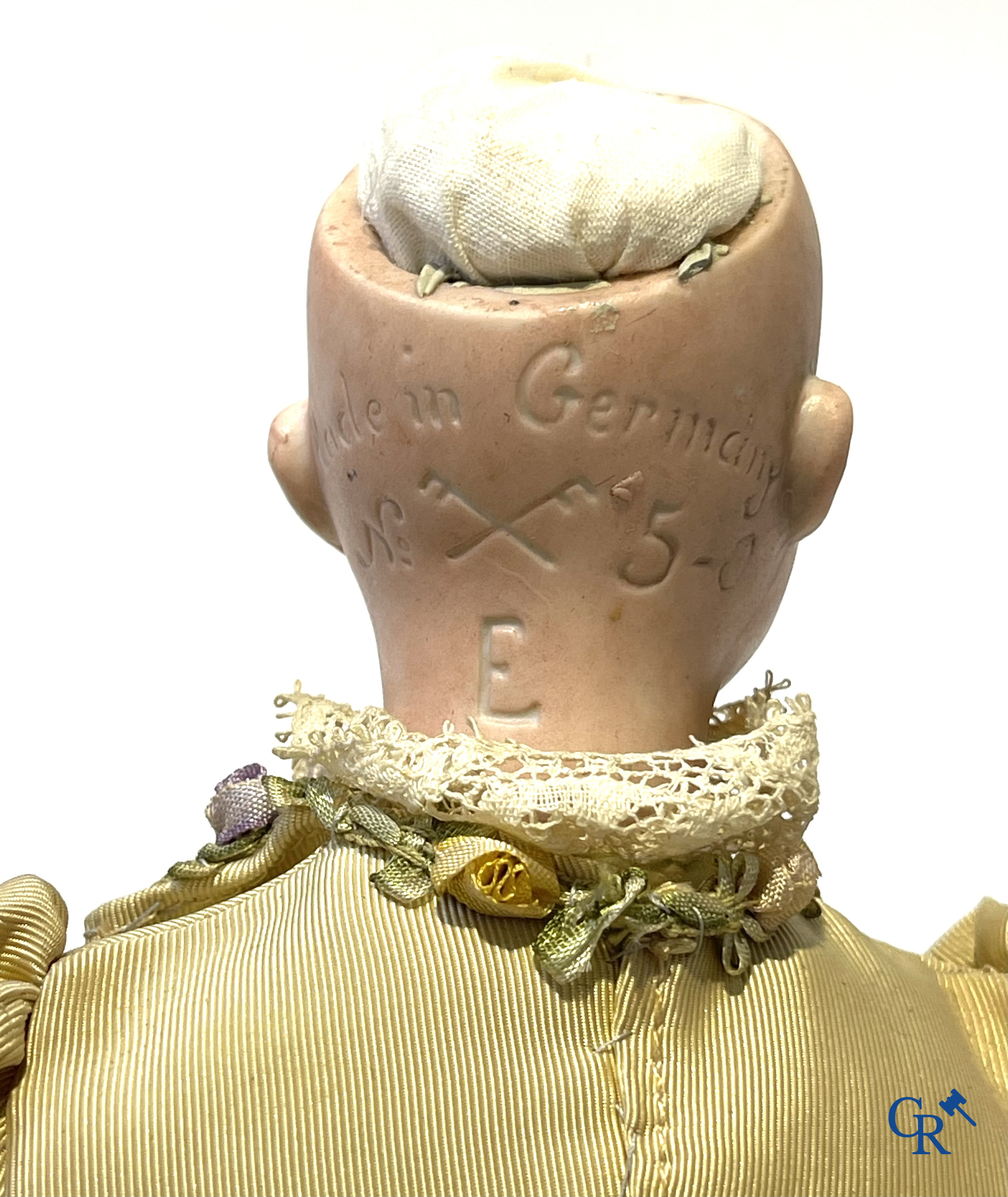 Jouets anciens, 2 poupées anciennes avec tête en porcelaine et un ancien automatique avec musique. Marqué.