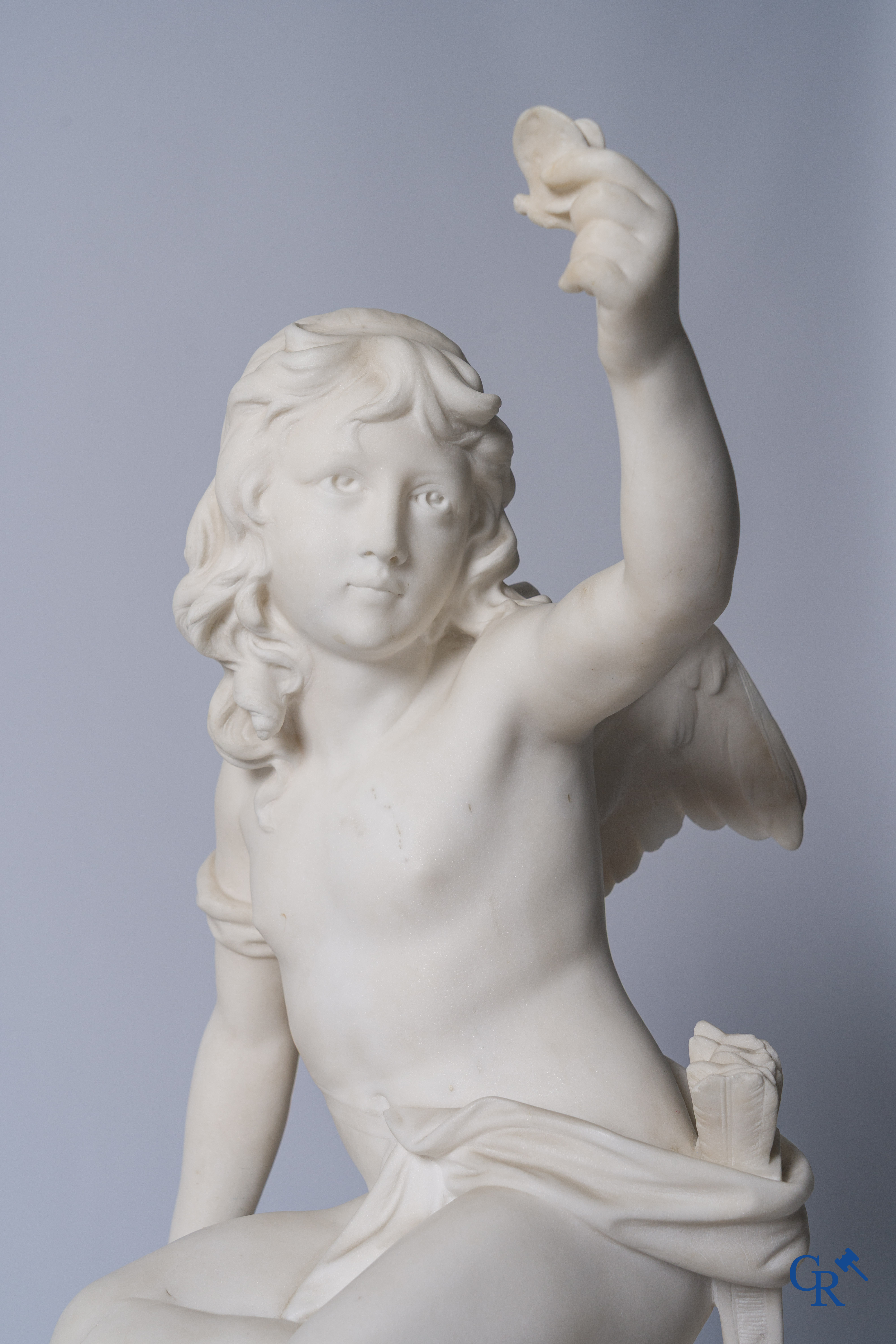 G. Tosi, Important groupe en marbre sculpté, cupidon assis à la fontaine murale. Vers 1900.