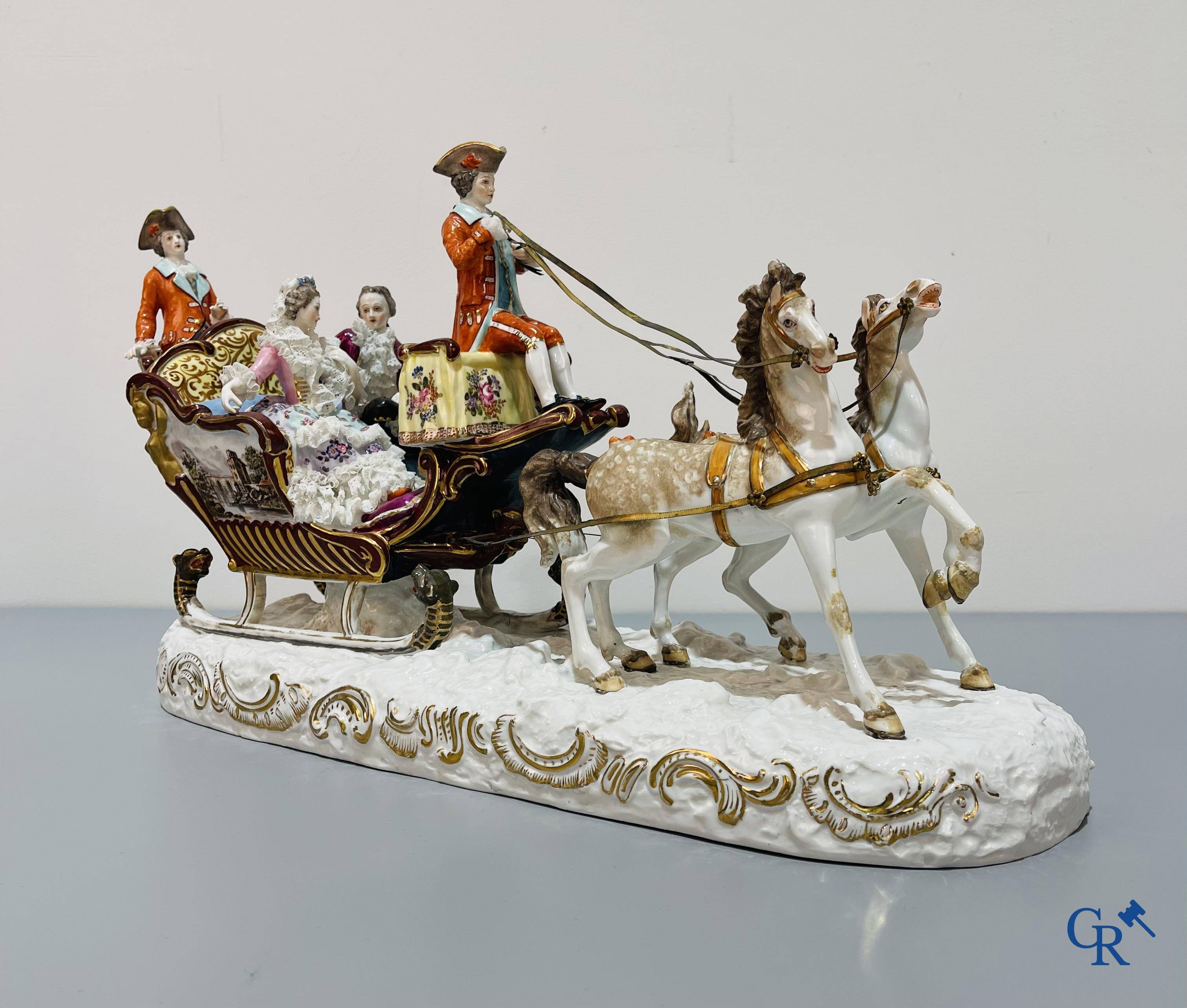 Europees porselein, in de stijl van Volkstedt Rudolstadt, grote paardenslee met personages in lace porcelain.