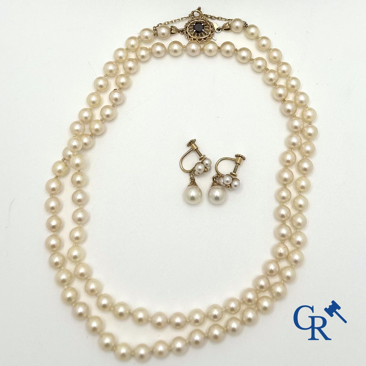 Jewellery: Lot consisting of a pearl necklace with gold clasp 18K and a pair of earrings in gold 18K.
