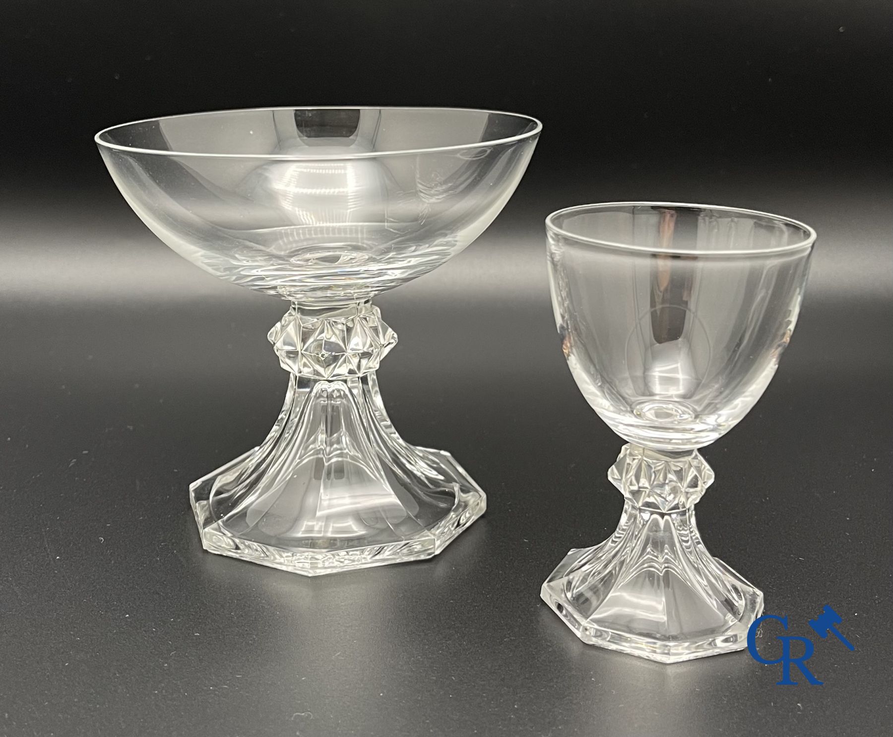 Val Saint Lambert: Une série d'environ 50 verres en cristal modele Yale.