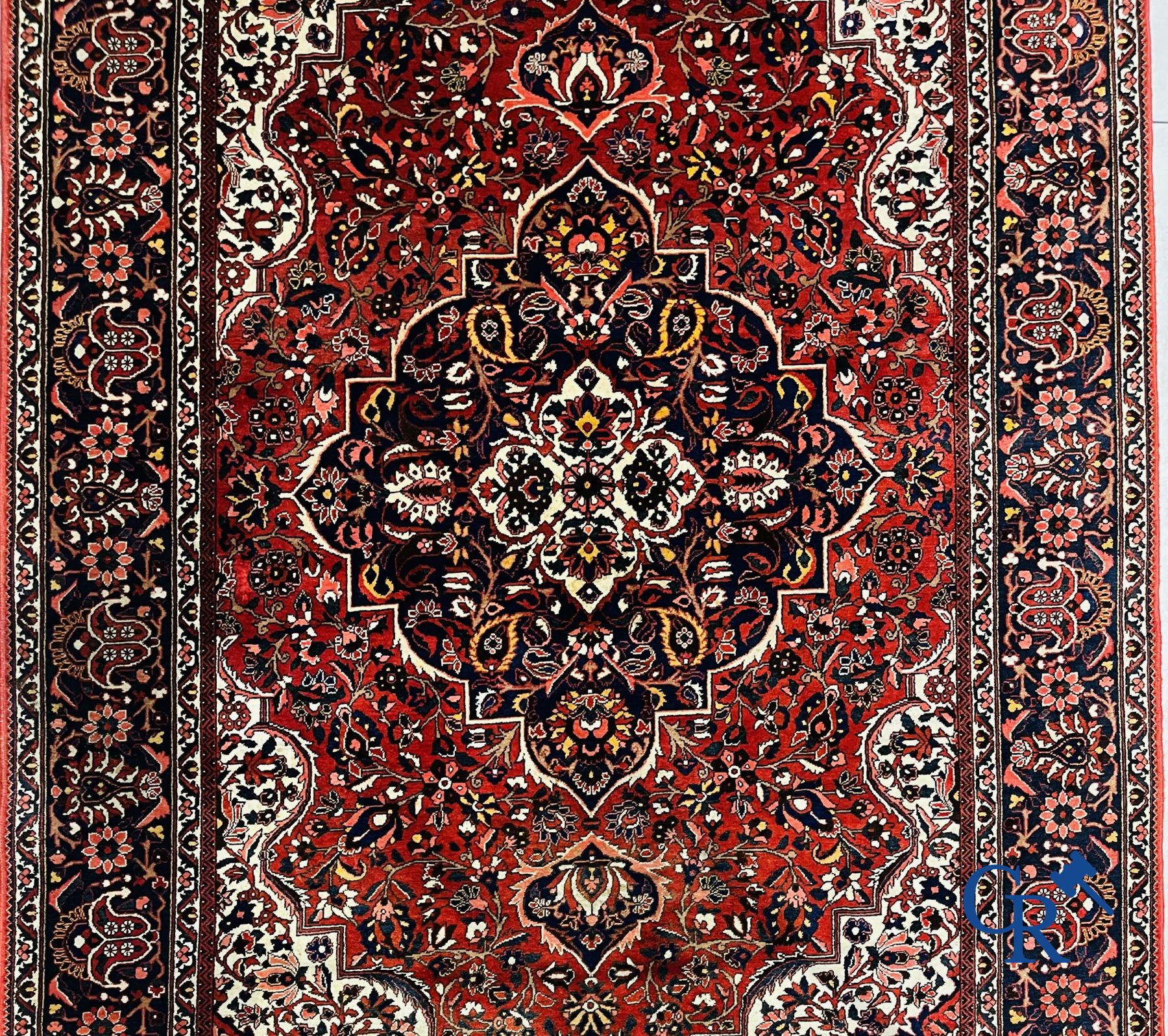 Tapis: Iran. Grand tapis persan noué à la main avec un décor floral.