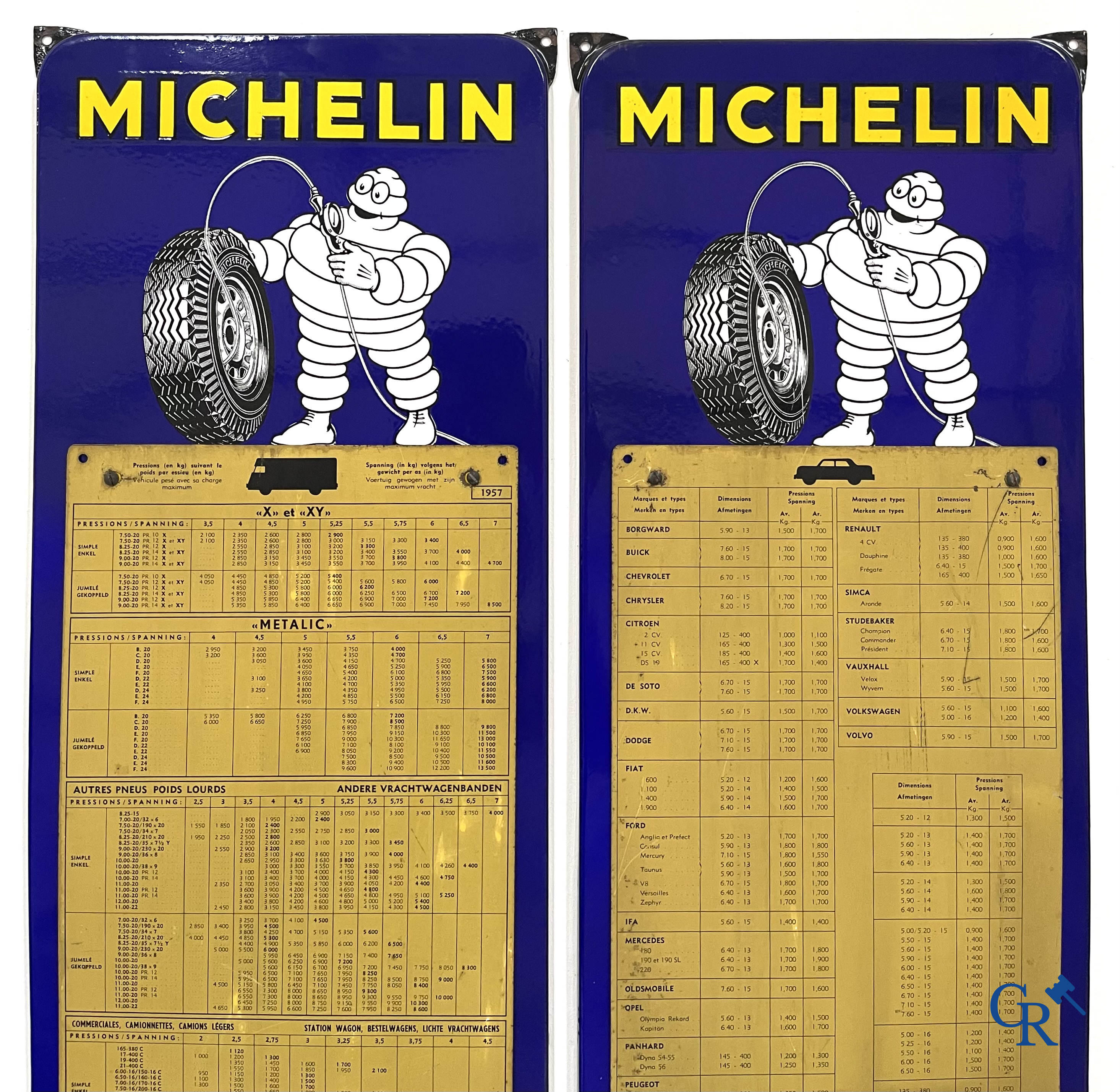 Michelin, een paar emaille borden met bandendruk paneel in blik voor auto en vrachtwagen. Emaillerie Belge 1954.