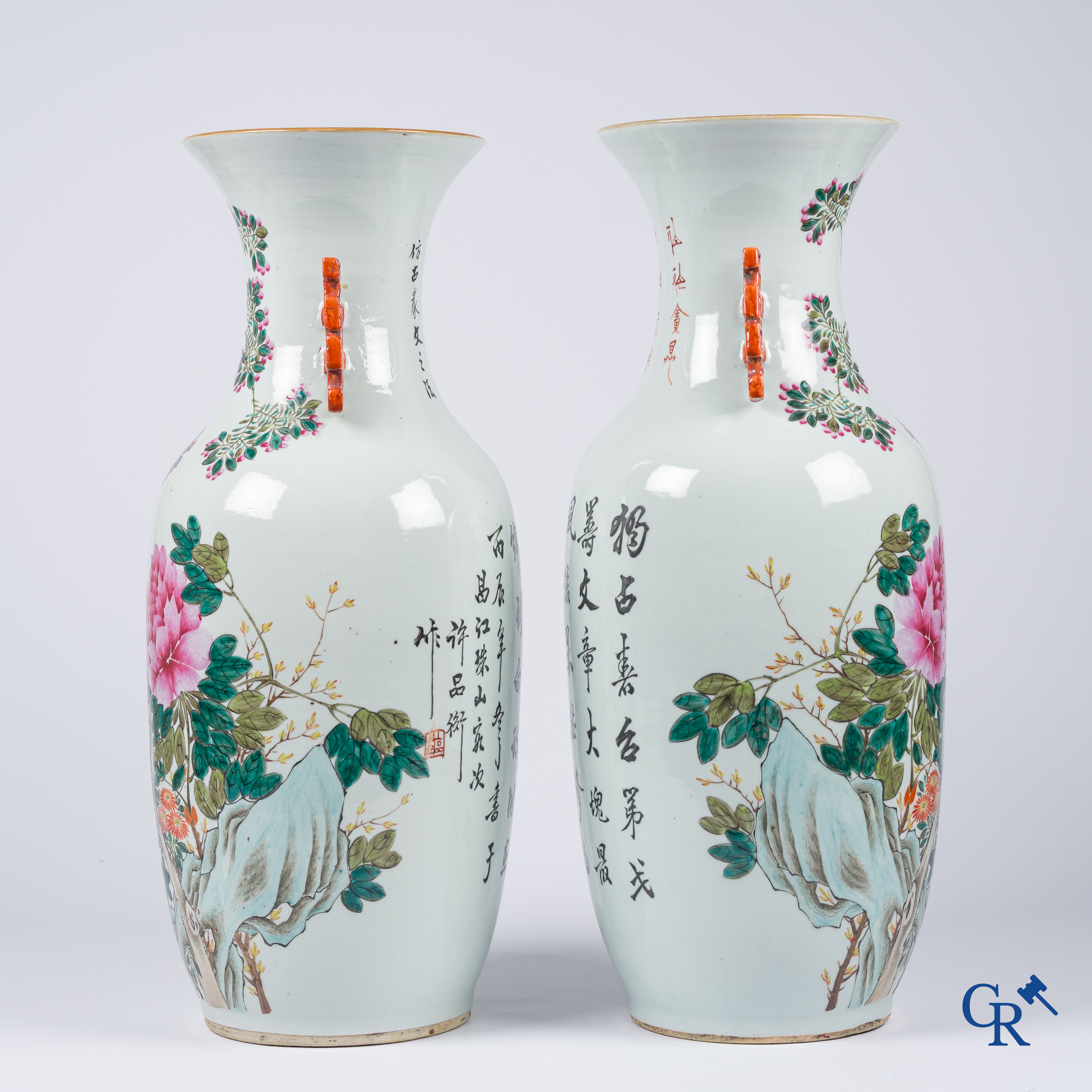 Aziatica, Chinees porselein. Een paar Chinese vazen met een famille rose decor van bloemen en vogels. Gemerkt. 19e eeuw.