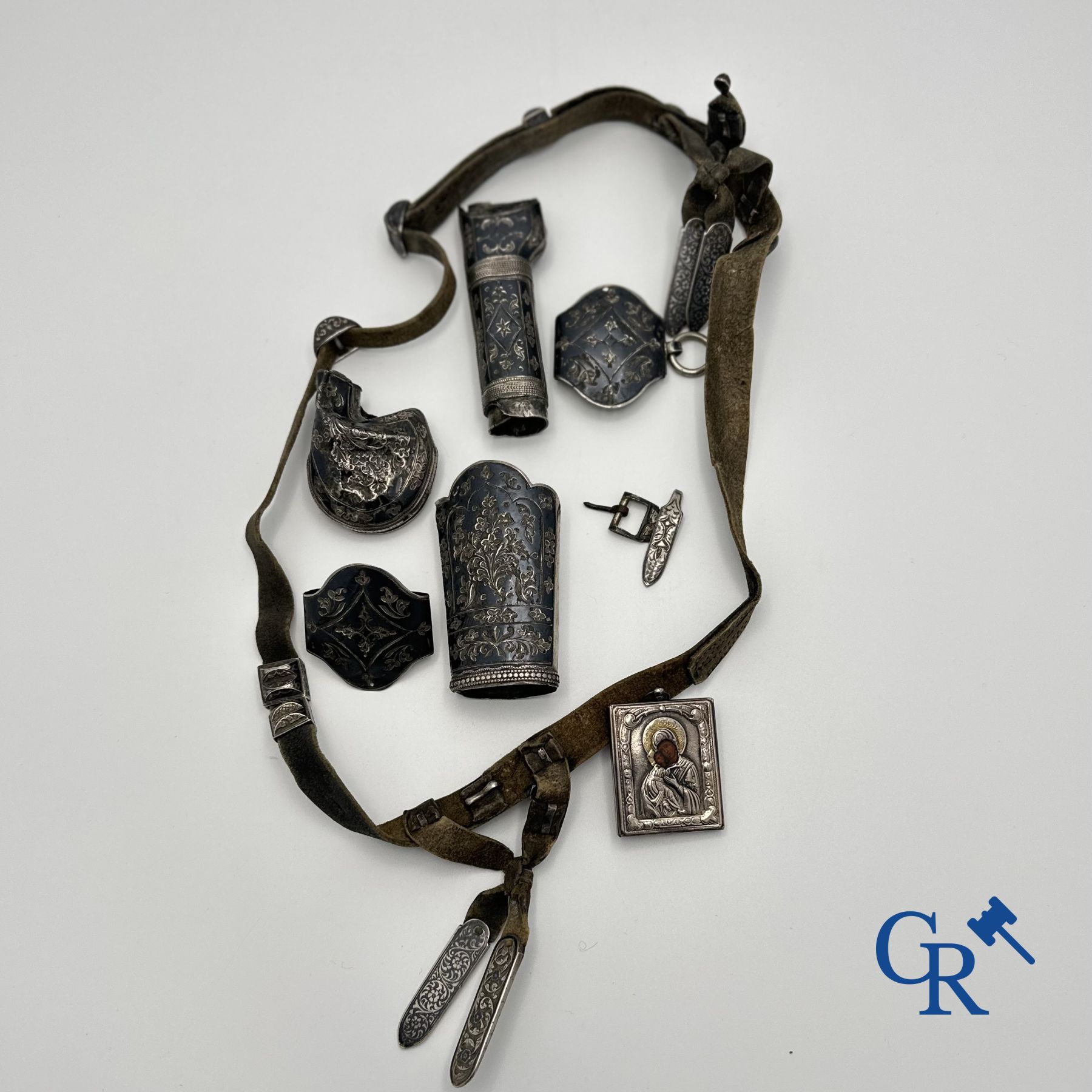 Bijoux-Argenterie: Travail Russe: Ceinture Caucasienne, garniture en argent et une icône pendentif en argent.