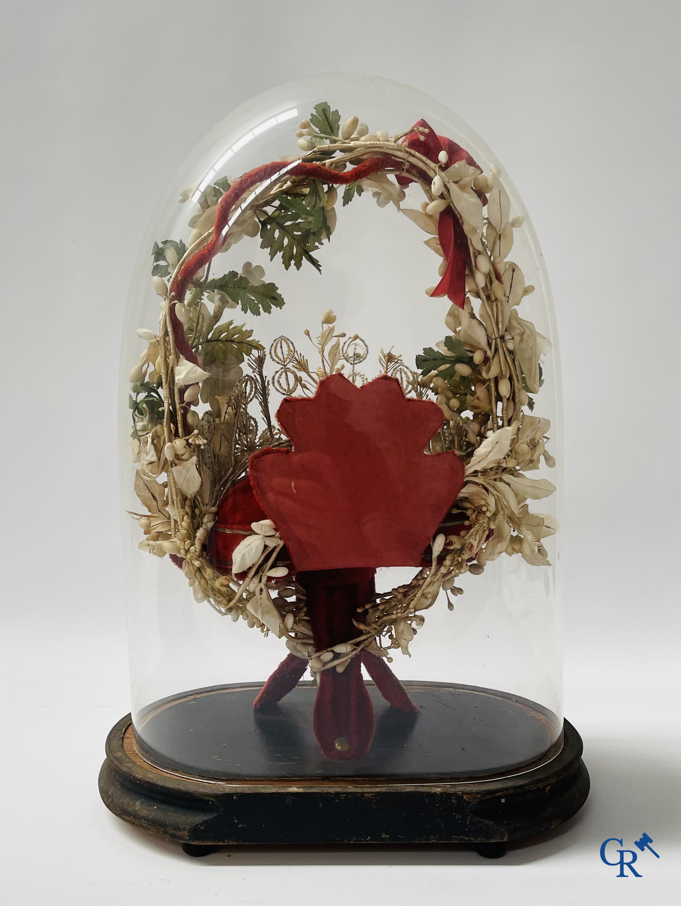 2 globes de mariée en verre, l'un avec des fleurs en biscuit, l'autre avec des miroirs, daté 1908.