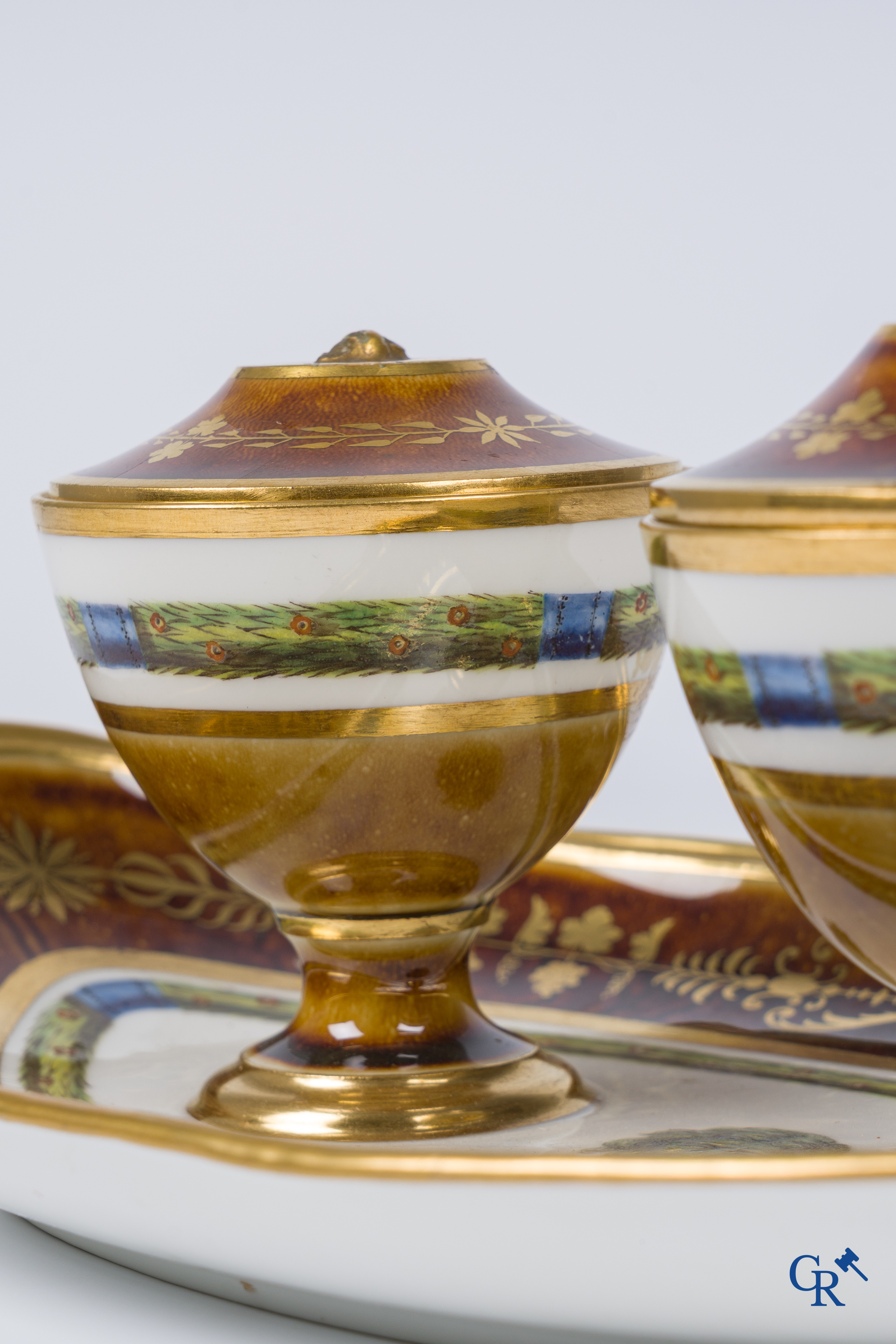 Manufacture nationale de Sèvres. Ovaal vormstuk in porselein met schildpadkleurige achtergrond. Consulaat, circa 1802.