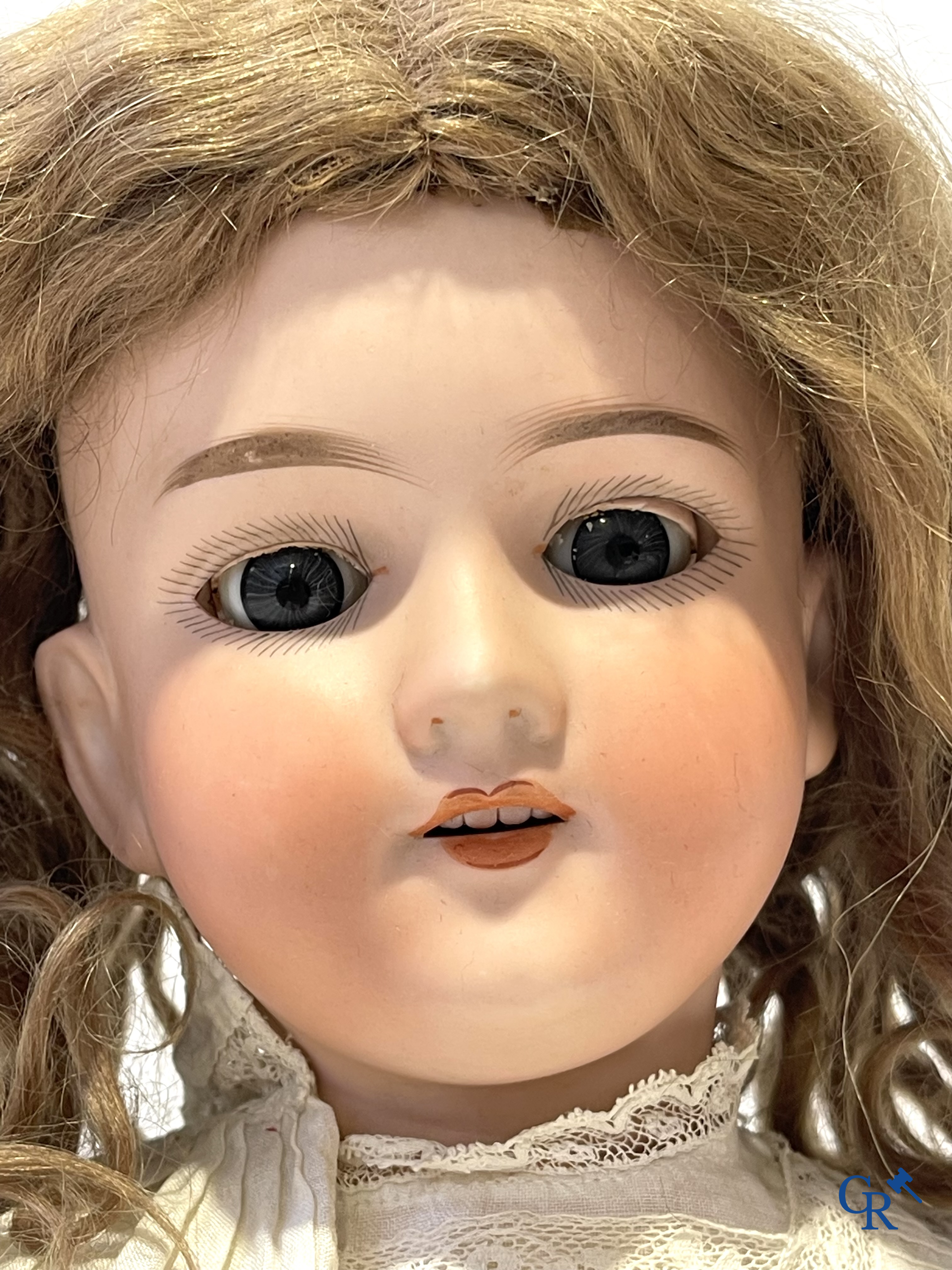 Jouets anciens, une poupée avec tête en porcelaine marquée Armand Marseille et un buste en papier mâché.