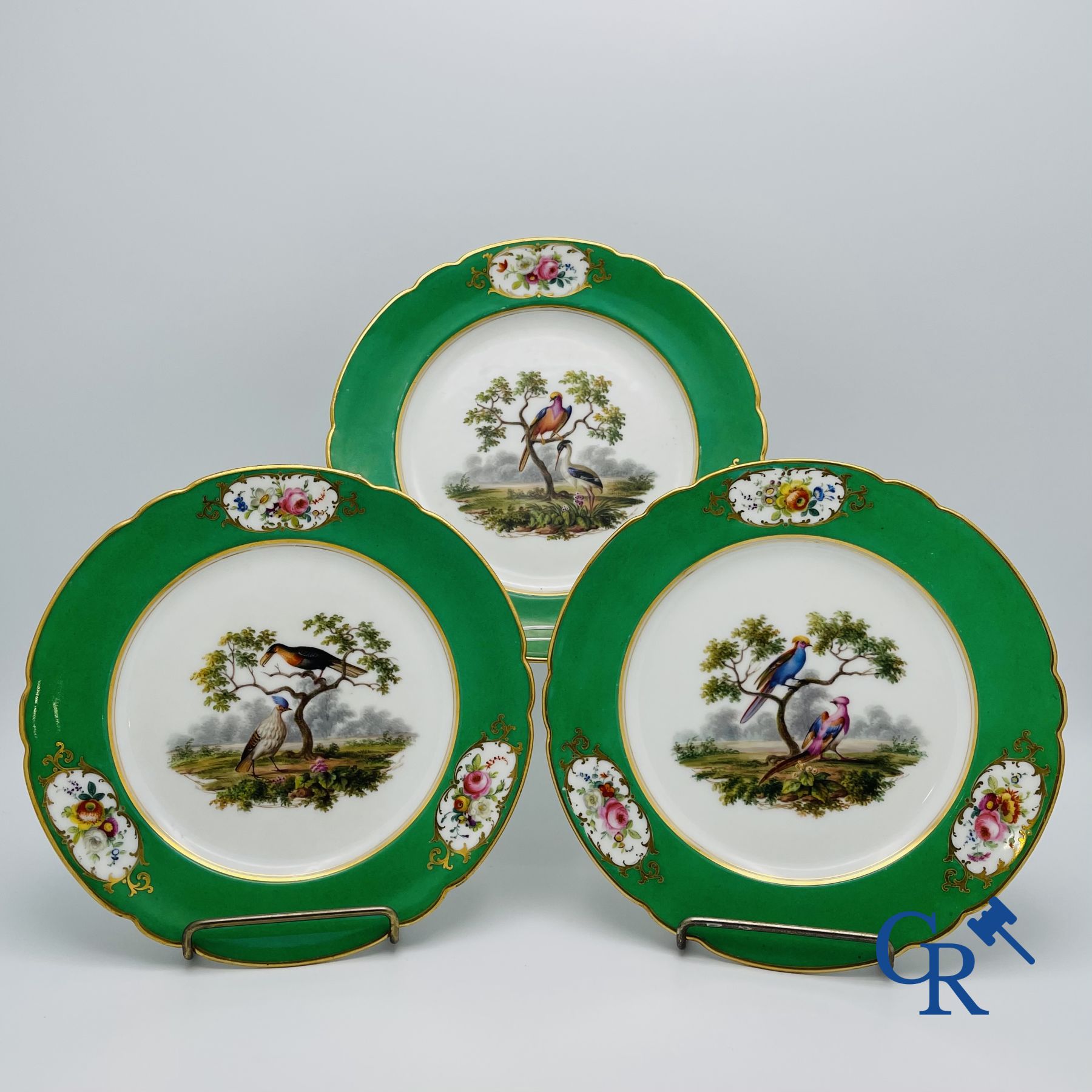 3 assiettes en porcelaine de Paris dans le style de Sèvres. XIXème siècle.