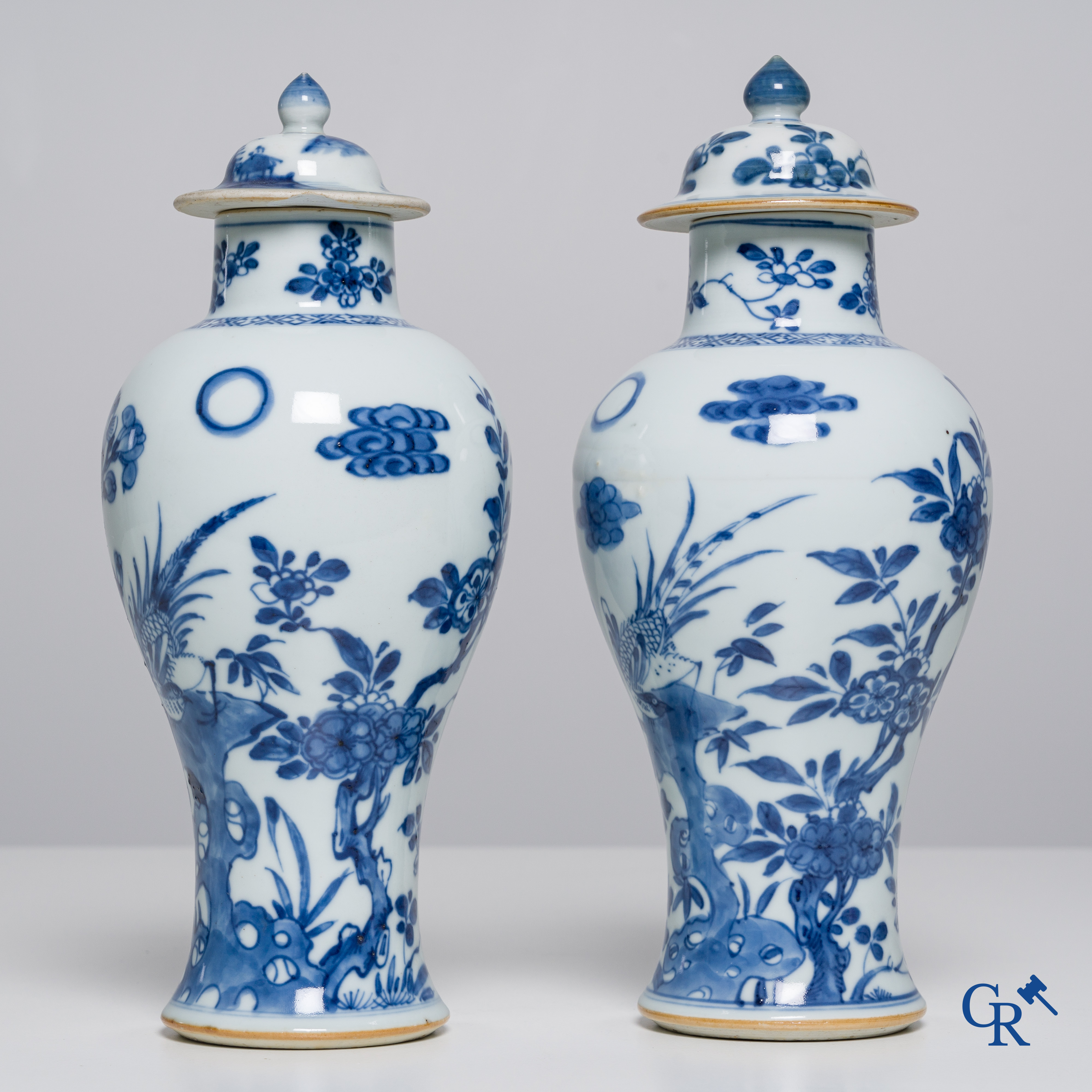 Asian Art: Chinese porcelain, 5 pieces of blue and white porcelain. 18th century.