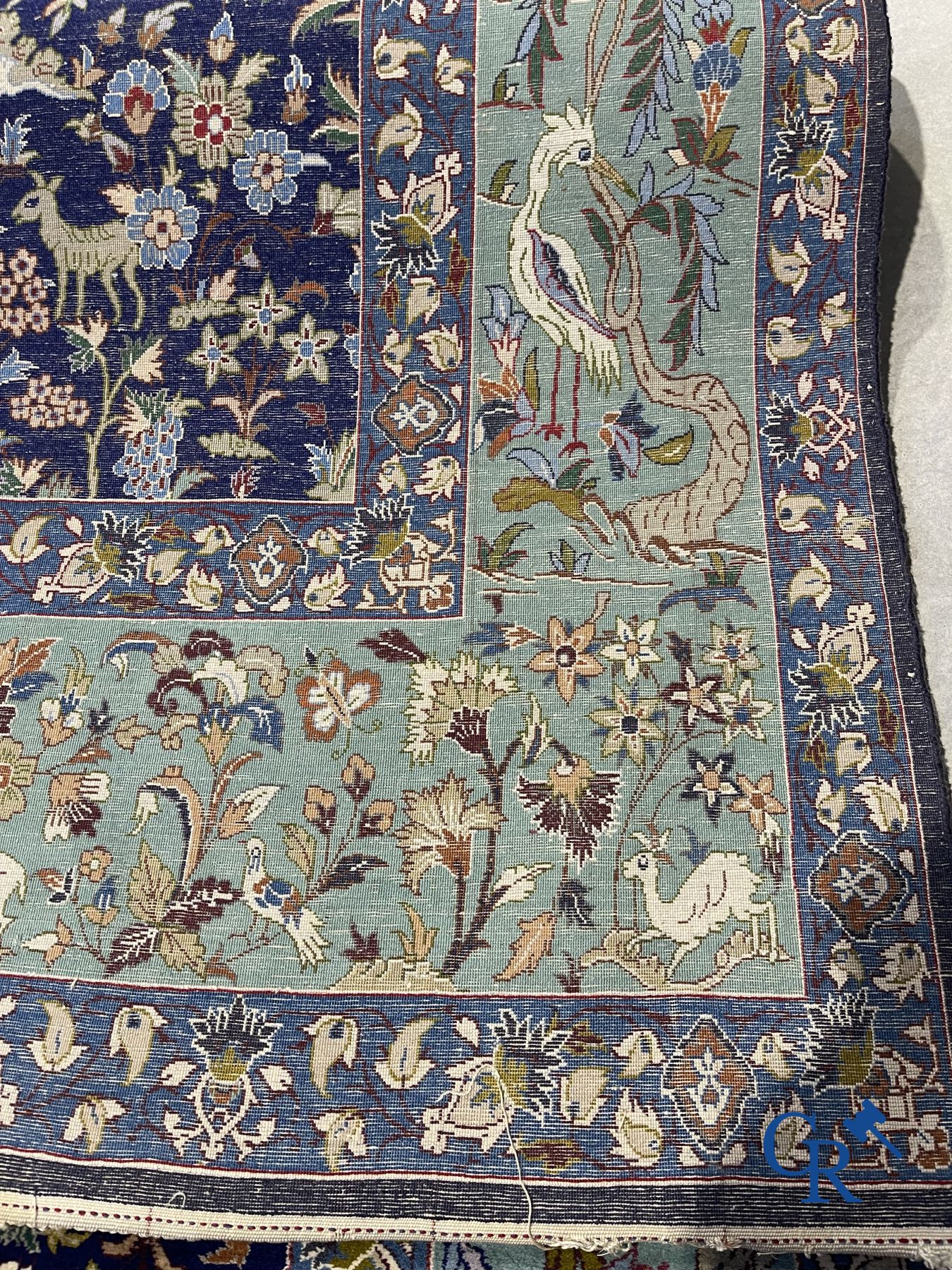 Tapis: Iran. Ispahan, tapis persan noué à la main avec un décor d'animaux, d'oiseaux, de plantes et de fleurs.