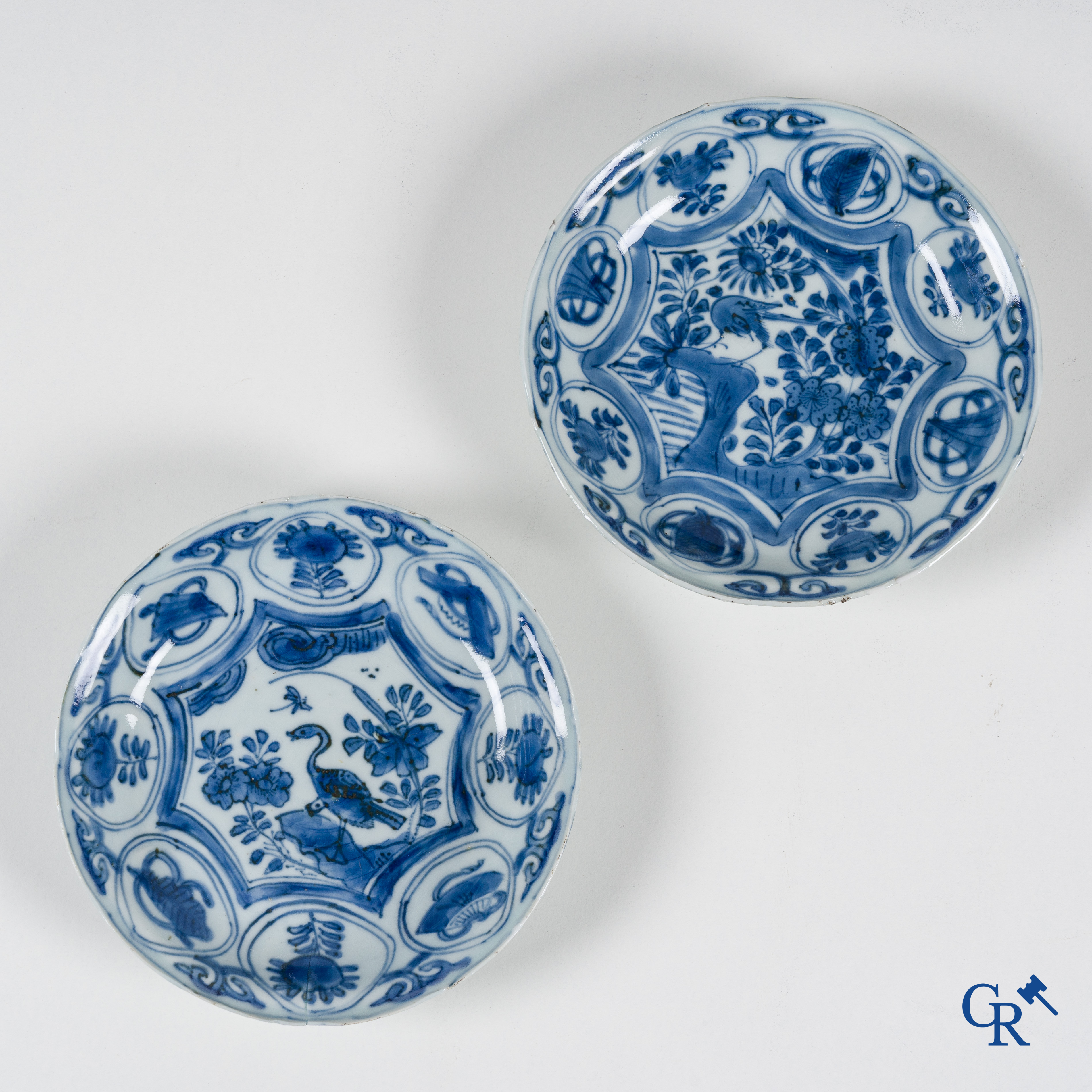 Art Asiatique: Porcelaine chinoise, 5 pièces en porcelaine bleue et blanc. 18ème siècle.