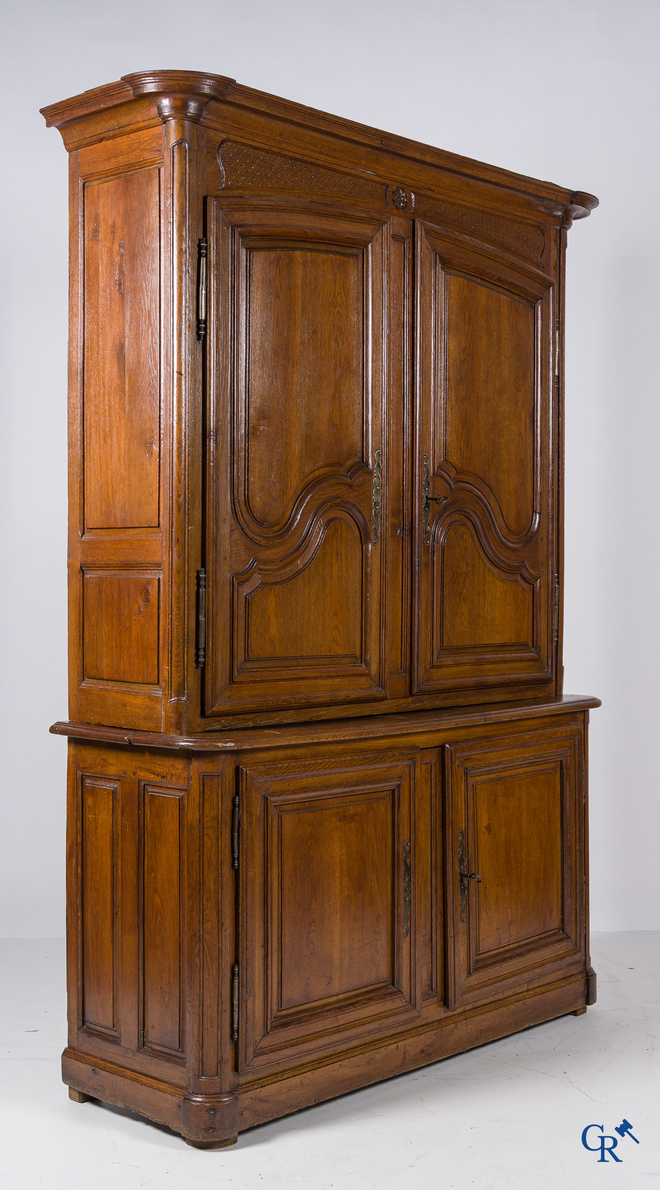 Eikenhouten deux-corps meubel met mooie patina. 18e eeuw.
