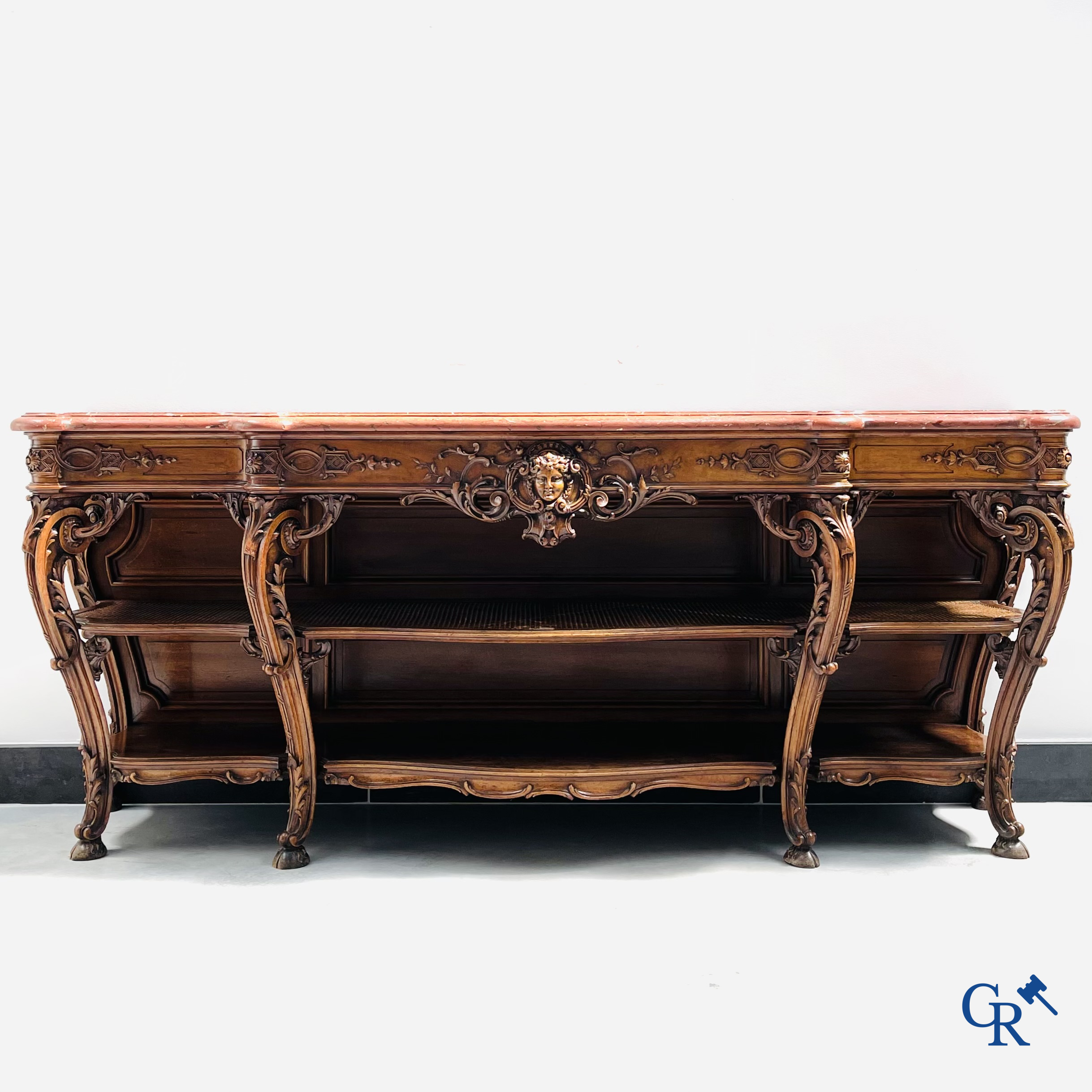 Maison Roll, 42, Rue Faubourg St. Antoine Paris. Een uitzonderlijk desserte meubel in gesculpteerd notelaar. LXVI-Stijl.