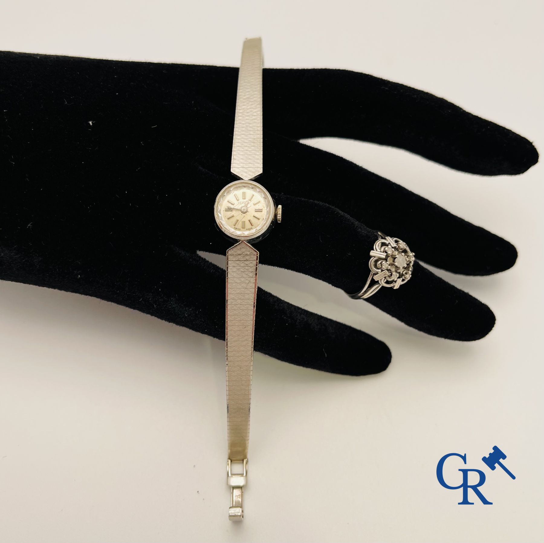 Jewellery/Watches: A ladies watch and a ring in white gold 18K (750°/00), 2 wristwatches Jaguar and 3 fantasy jewels.