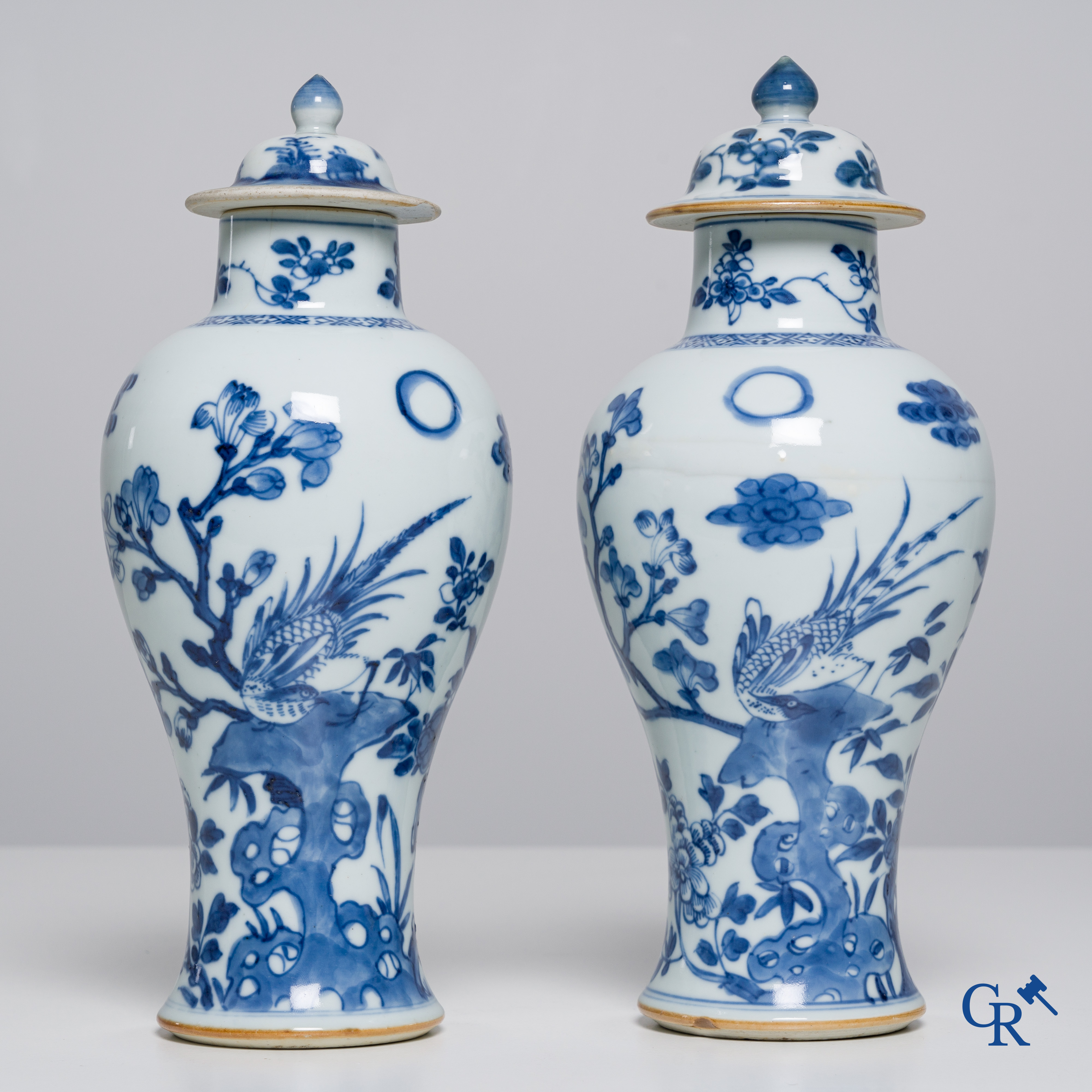 Asian Art: Chinese porcelain, 5 pieces of blue and white porcelain. 18th century.