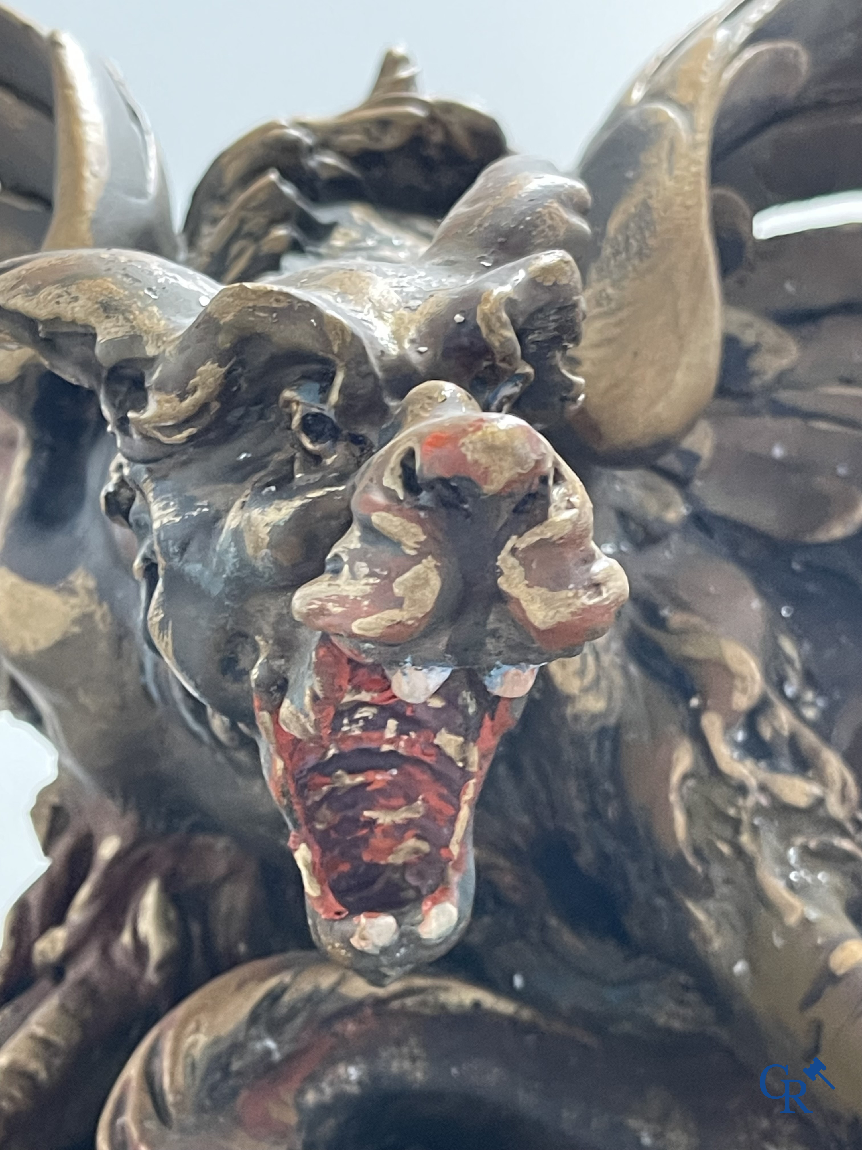 Un grand miroir de cheminée patiné avec un dragon. Vers 1900.