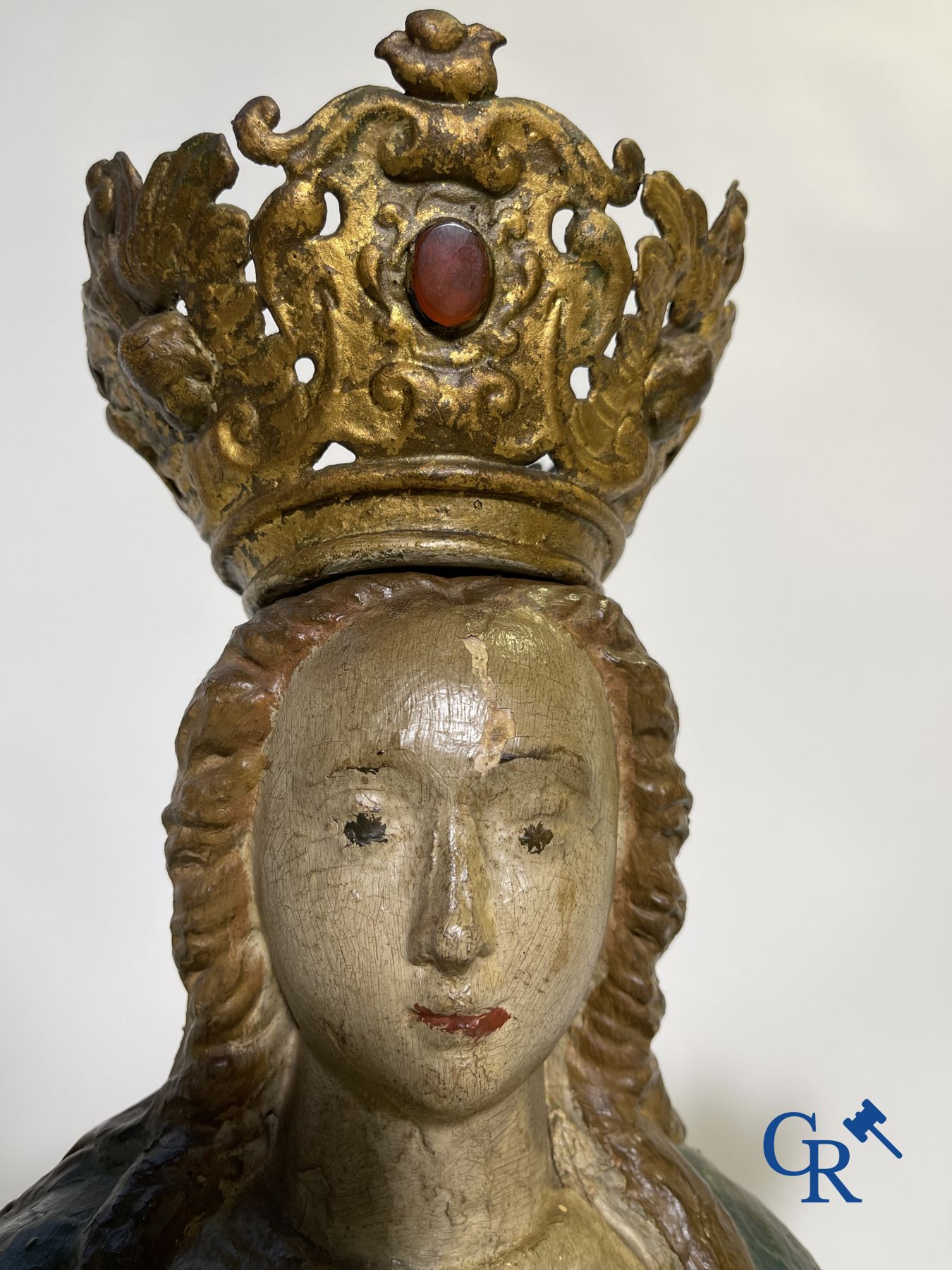 Sculpture Baroque en bois polychrome d'une Vierge à l'enfant. La couronne est incrustée d'une pierre semblable à de l'ambre.