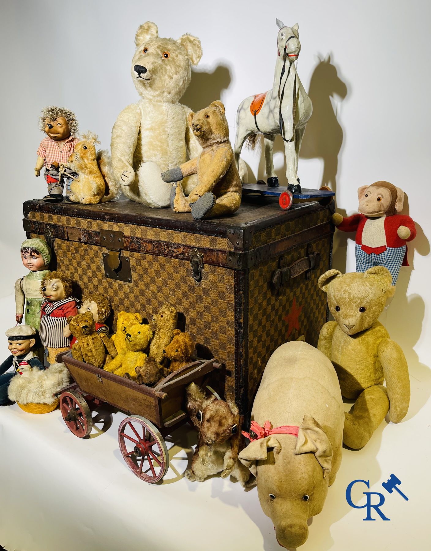 Jouets: Valise de voyage remplie d'un grand nombre de jouets divers, un landau ancien et autres.