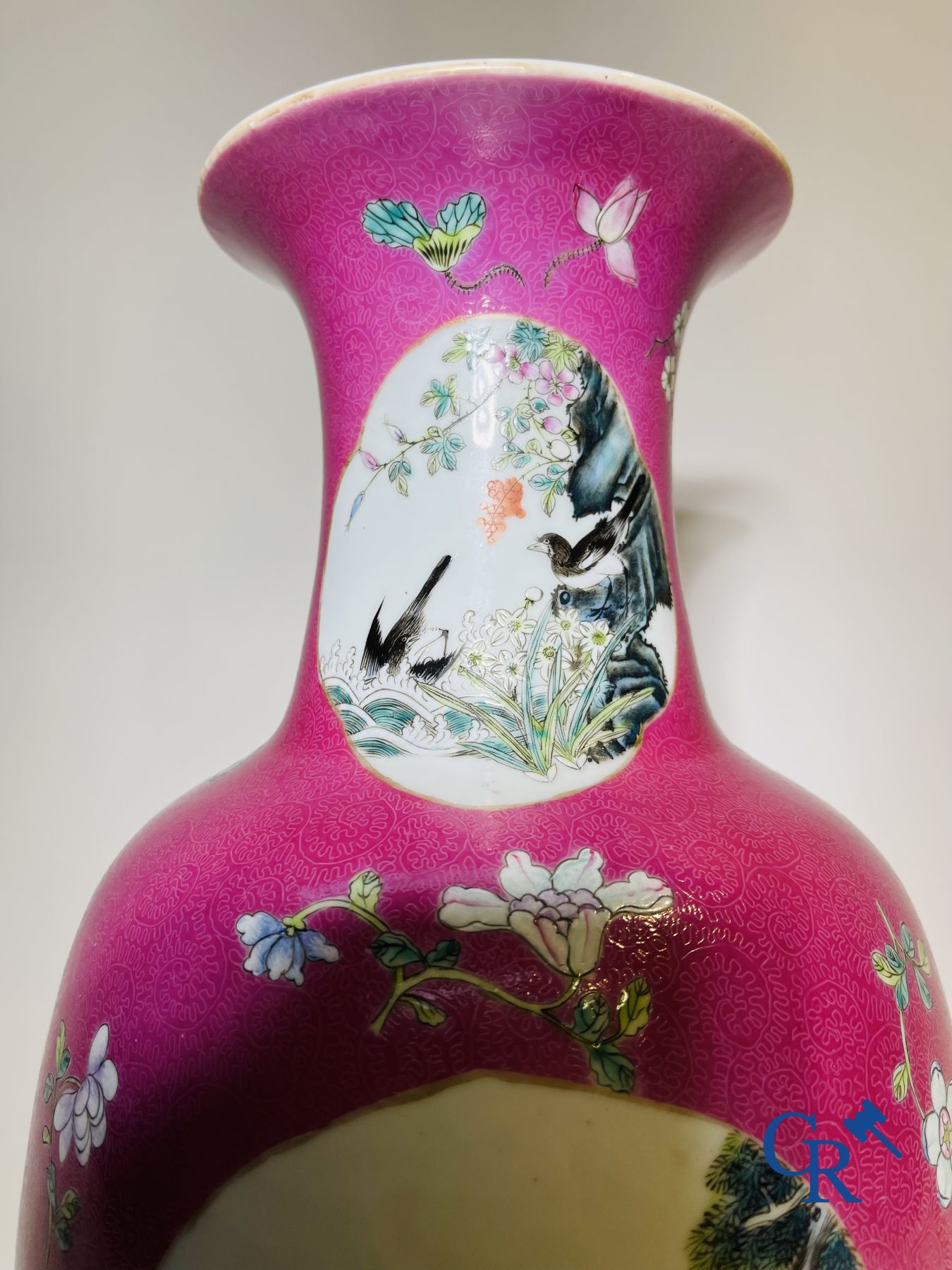 Porcelaine chinoise: Un vase chinois famille rose décoré sur un fond rouge rubis en technique sgraffito.