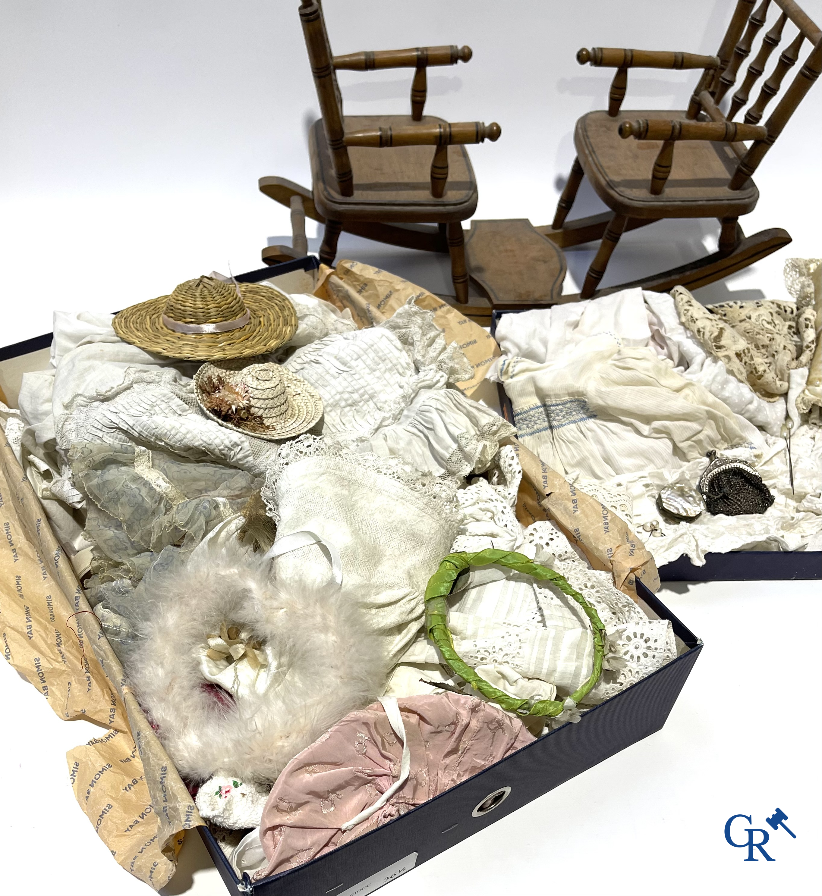 Vieux jouets, lot de 4 poupées anciennes avec tête en porcelaine, attributs de poupée, vêtements et autres.