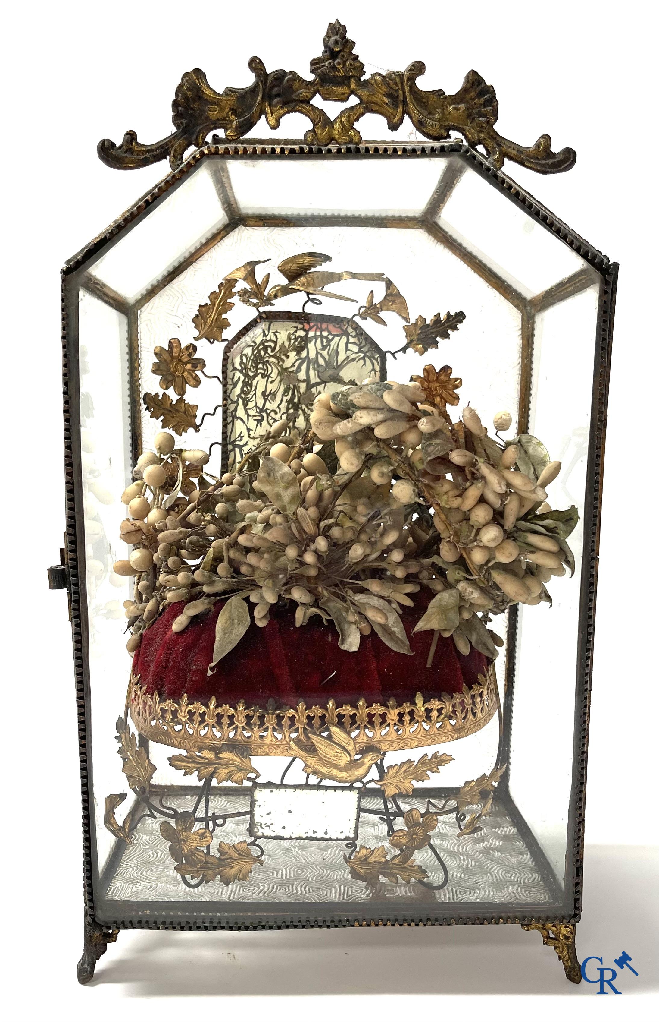 Un globe en verre avec un enfant en cire et une vitrine en laiton avec bouquet de mariée. Vers 1900.