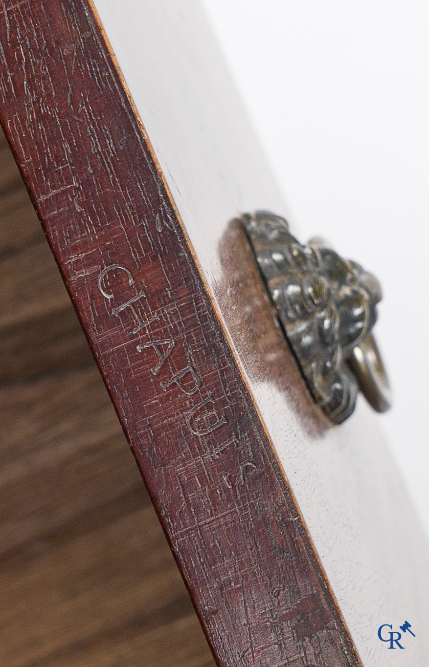 Chapuis, een mahonie houten herenkaptafel en dames toilettafel met geciseleerde bronzen. Empire, circa 1810.