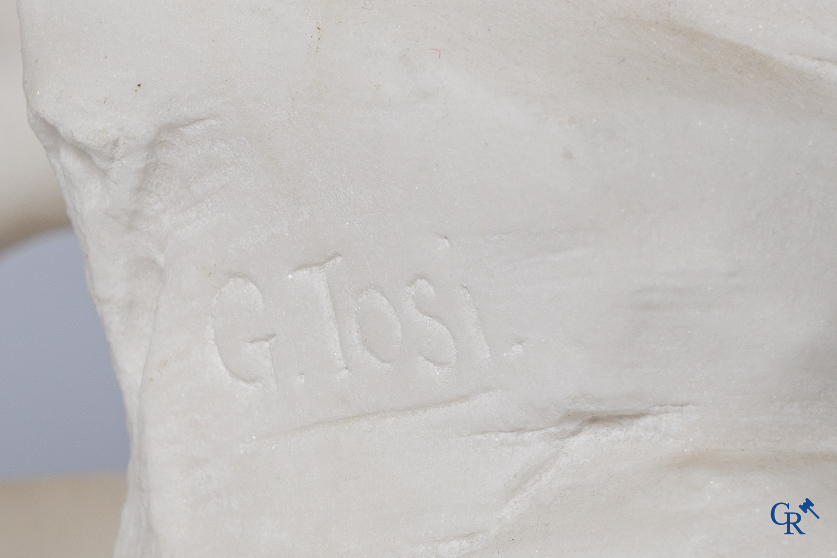 G. Tosi, Important groupe en marbre sculpté, cupidon assis à la fontaine murale. Vers 1900.