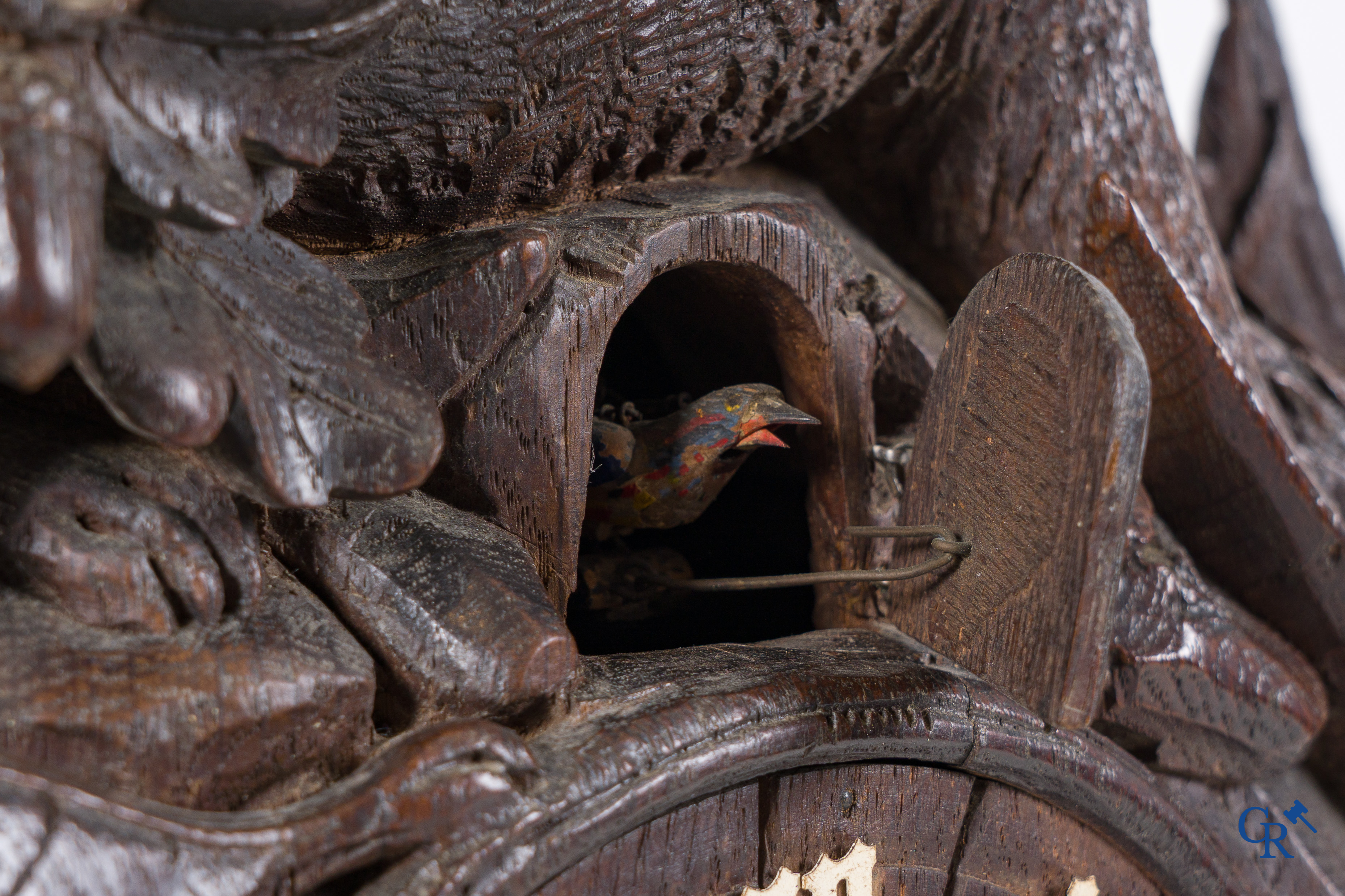 Forêt-Noire, vers 1900. Une grande horloge coucou 3 pièces en bois sculpté.