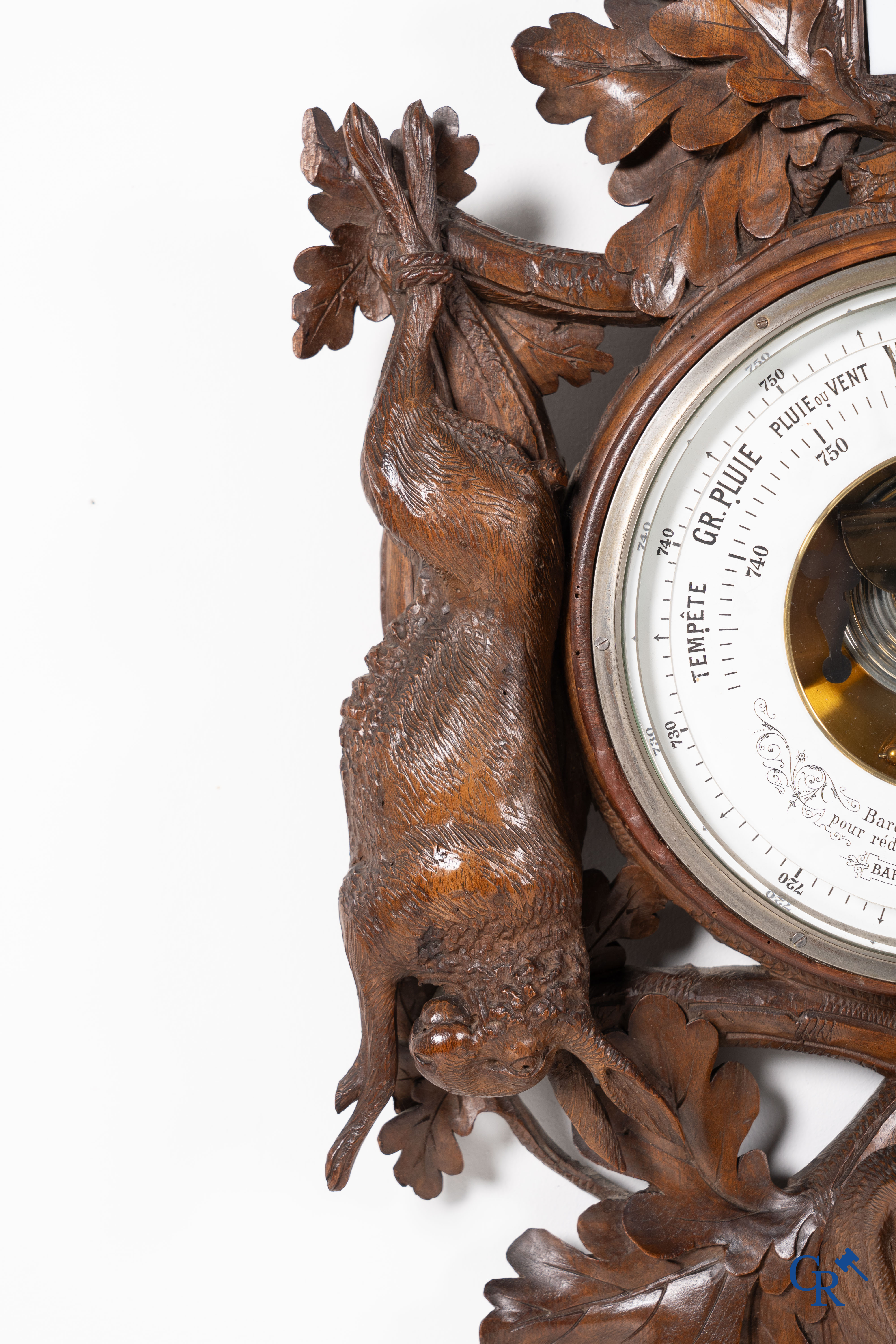 Houtsnijwerk: Brienz Zwitserland. Een grote barometer-thermometer in fijngesculpteerd lindenhout, circa 1900.