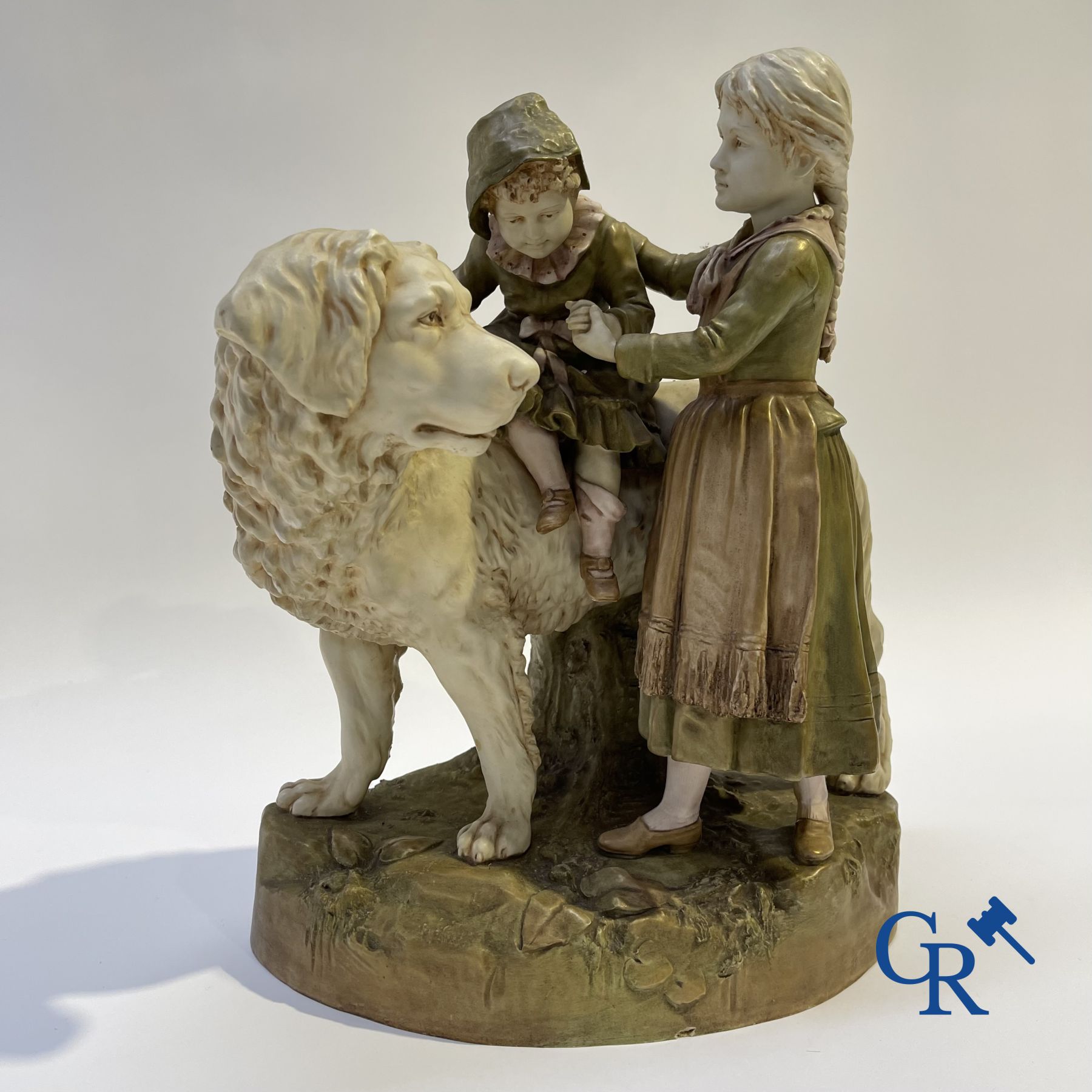 Porcelaine: Royal Dux. Une représentation polychrome d'un chien Saint Bernard avec des enfants.