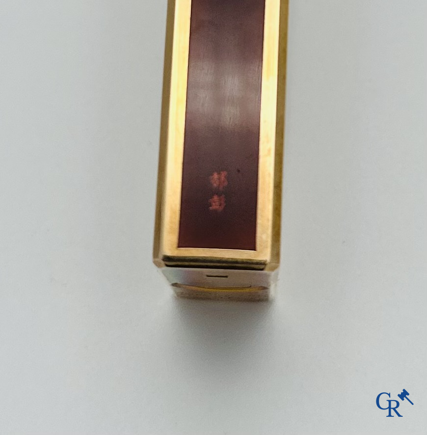 S.T. Dupont Orfèvres à Paris: Grand briquet en laque Japonaise. Signé.<br />
Dans sa pochette d'origine.