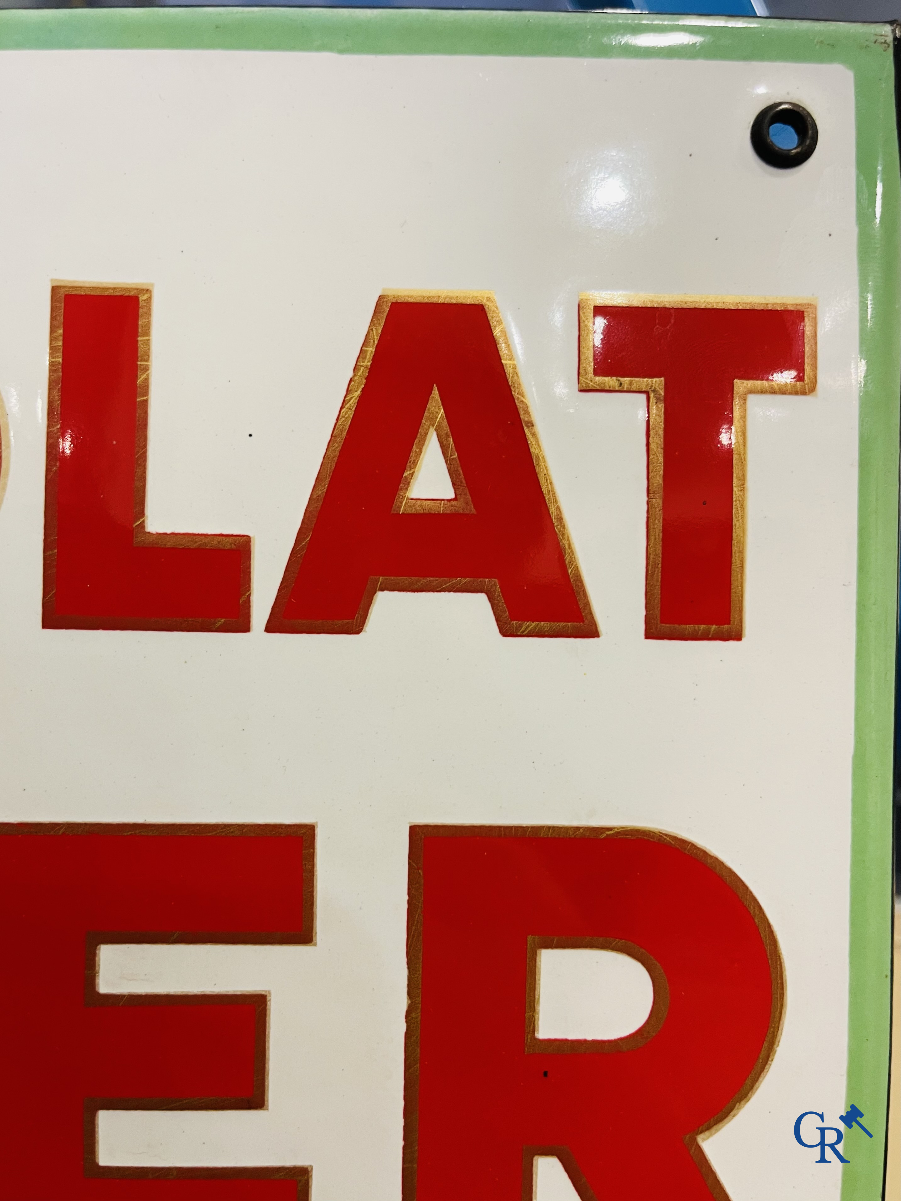 Chocolat Pupier, emaille reclamebord geïllustreerd met het personage ontworpen door Jean D'Ylen. Circa 1930.