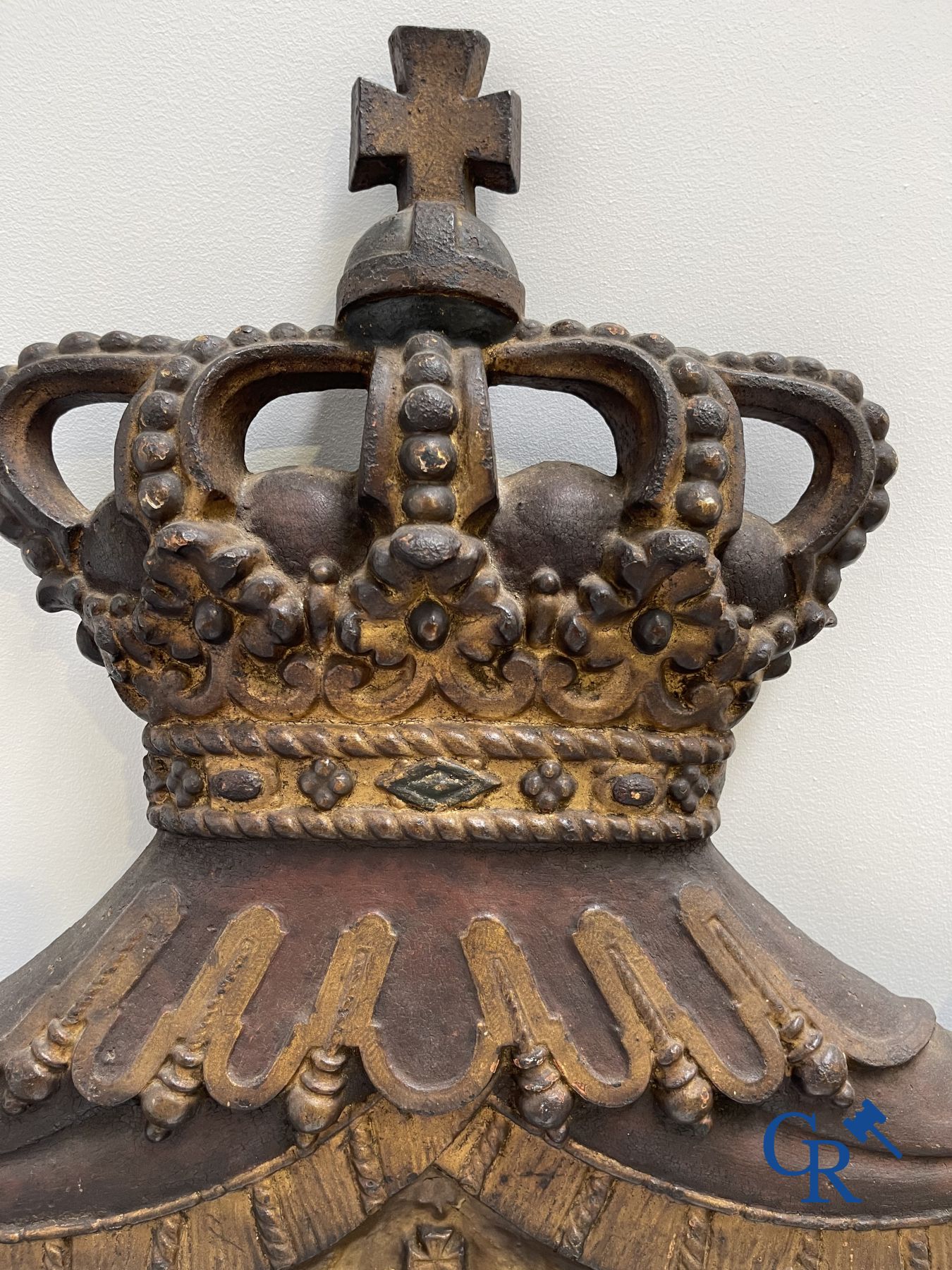 Exceptionally Royal Coat of Arms in dented and polychrome cast iron. the Netherlands, 19th century.