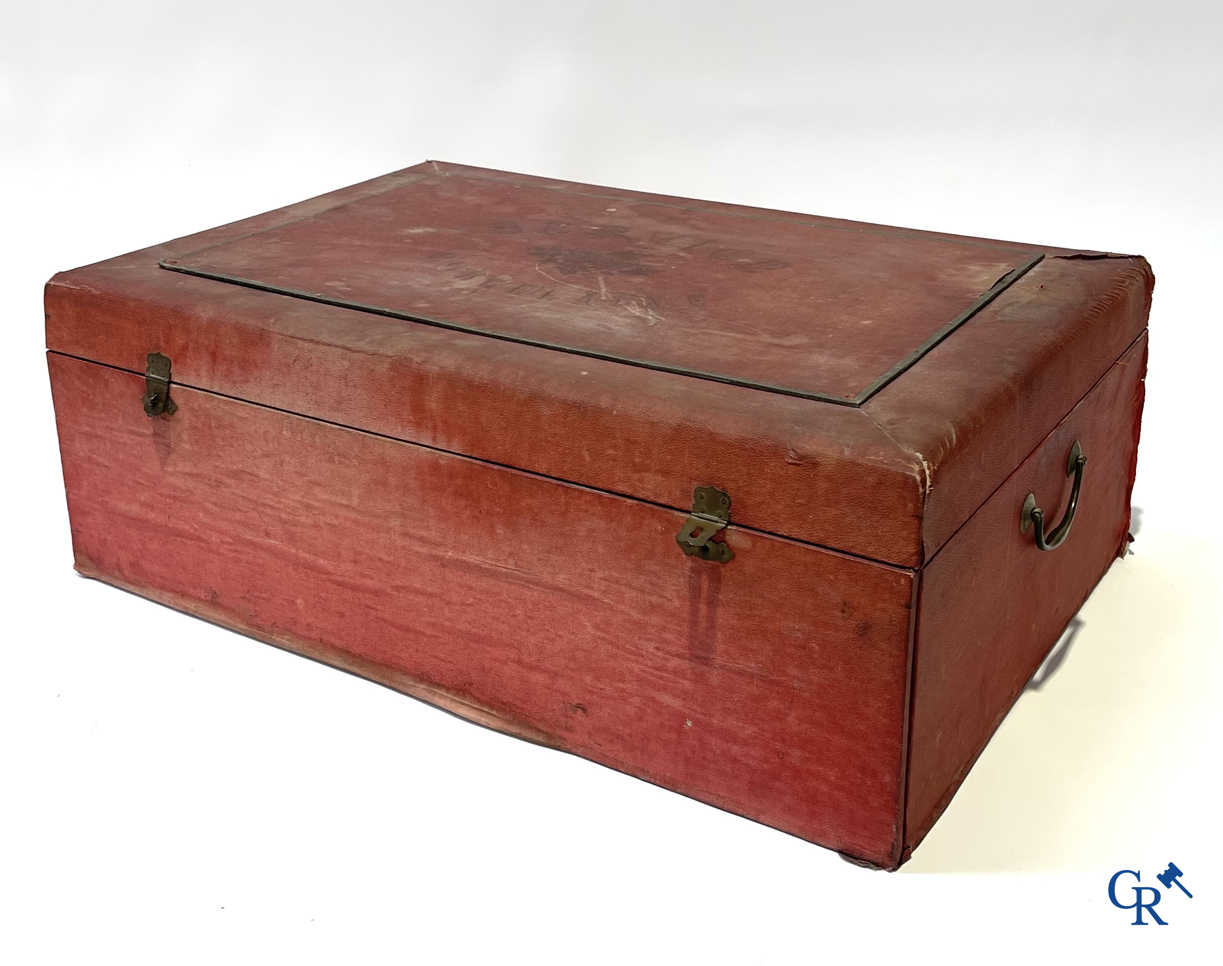 Oud speelgoed, Uitzonderlijk porseleinen poppenservies in originele koffer. Maison Bail, 210, Rue de Rivoli Paris.