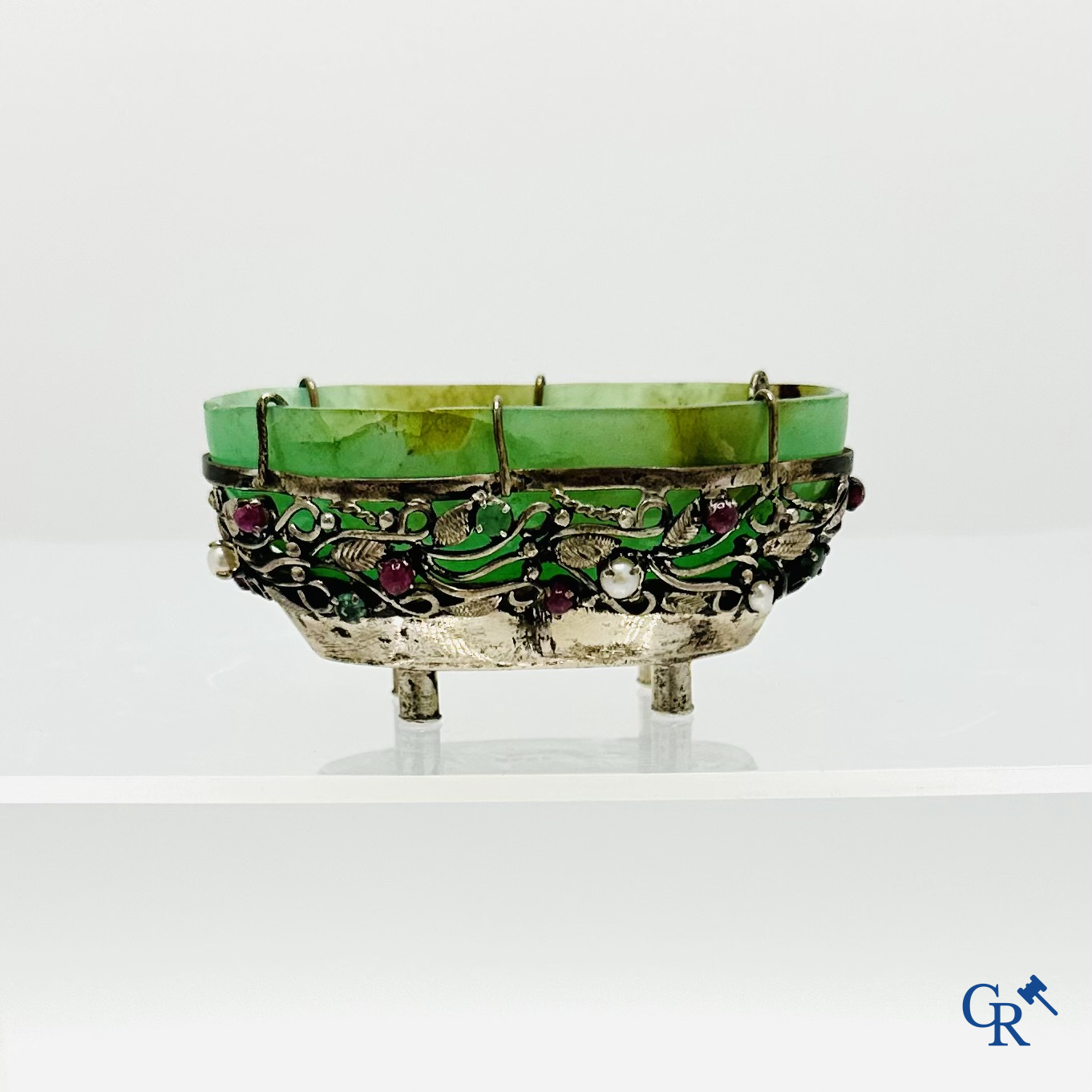 Jade/Silver: Jade coupe mounted in a silver frame (925°/00).