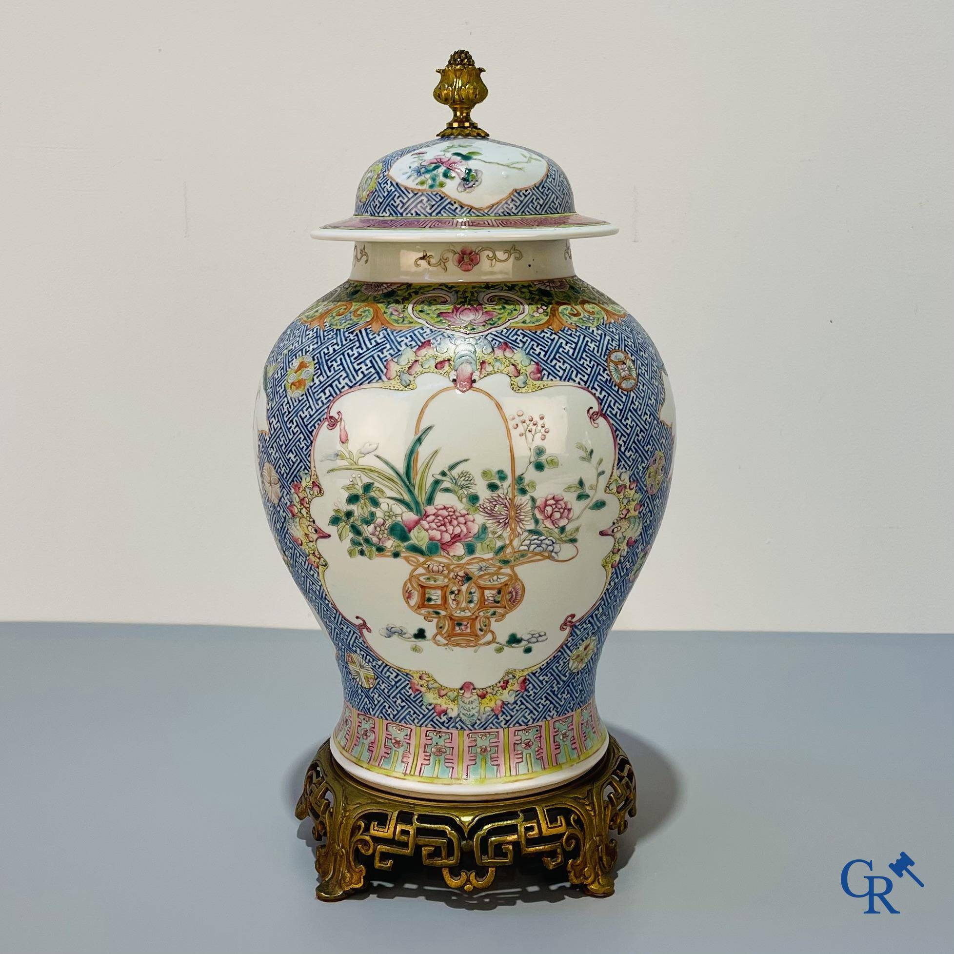 Art Asiatique, porcelaine chinoise, un vase chinois famille rose finement décoré avec de montures en bronze. XIXe siècle.