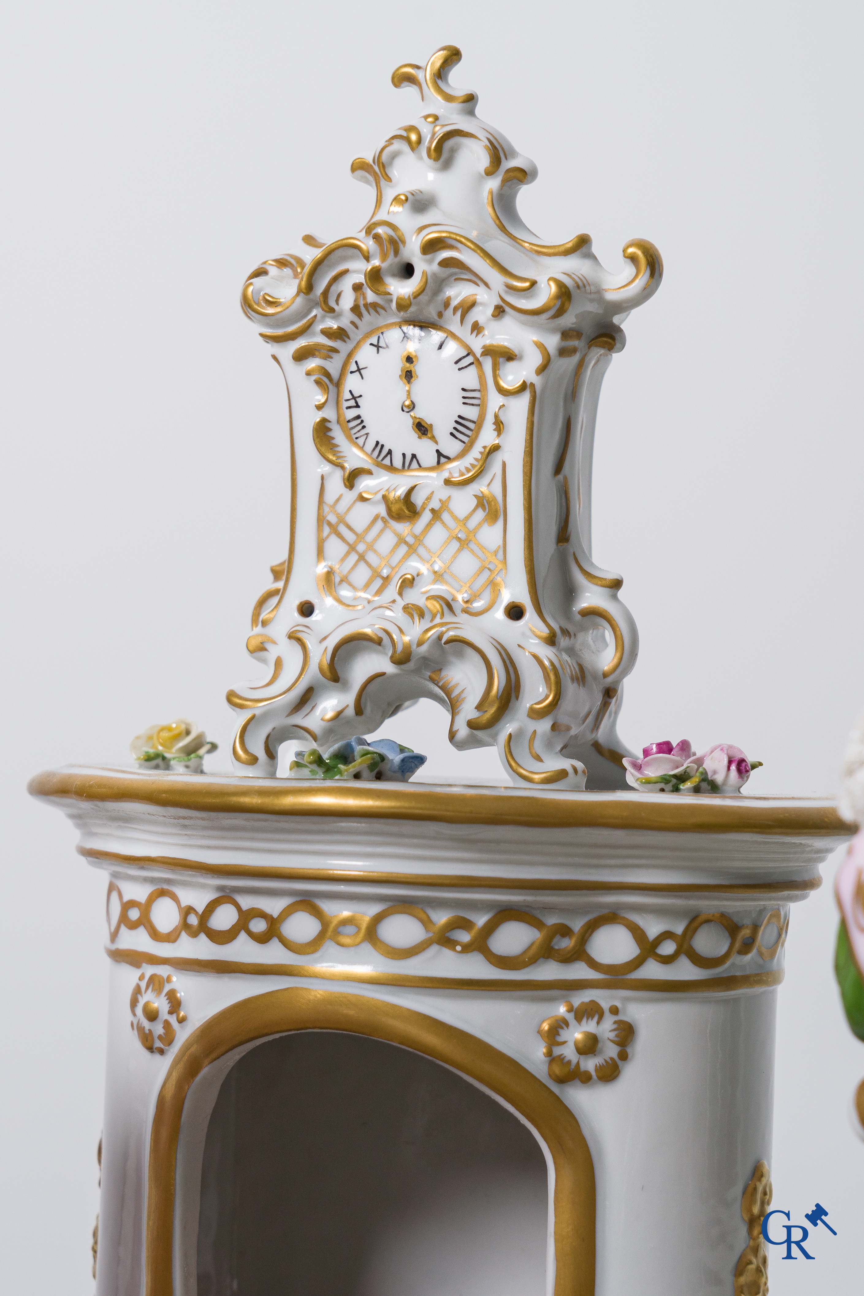 Volkstedt Rudolstadt, Grand groupe en porcelaine en dentelle, joueuse d'harpe dans un intérieur richement décoré. Marqué.