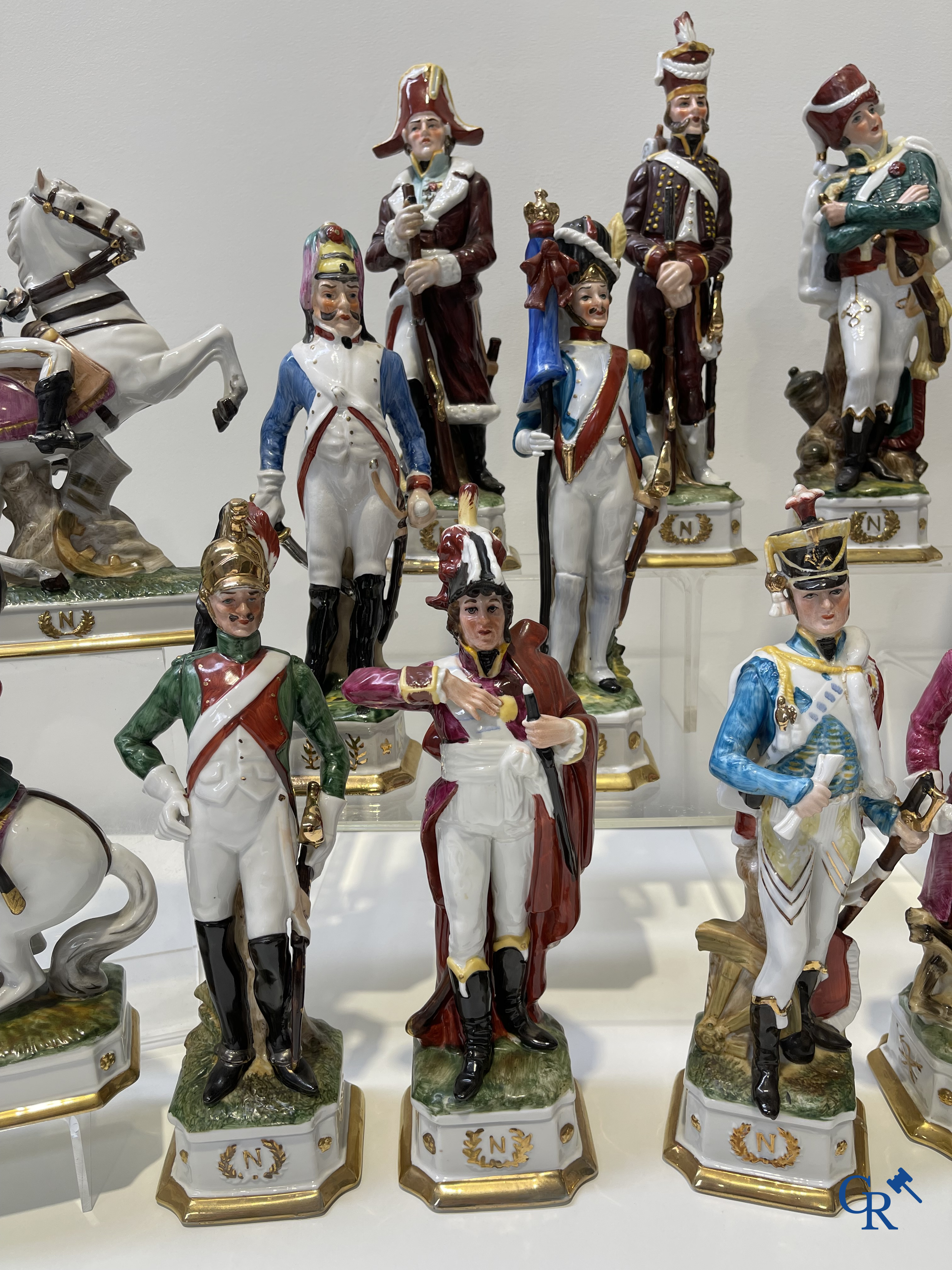 Saksisch porselein: 18 grote personages in Saksisch porselein met voorstellingen uit de napoleontische tijd.