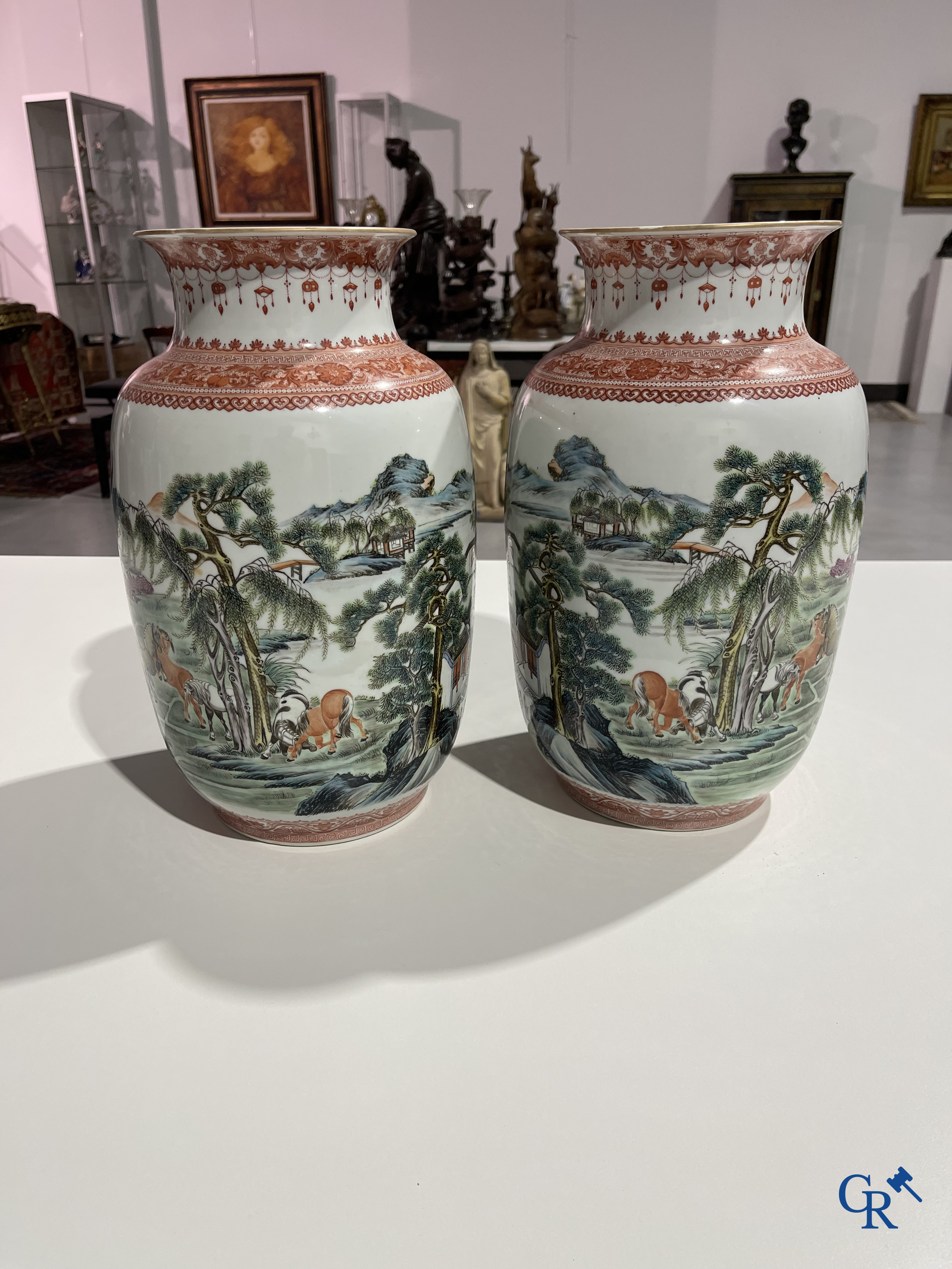 Art Asiatique, porcelaine chinoise. Une paire de vases chinois avec un décor de chevaux et de personnages.