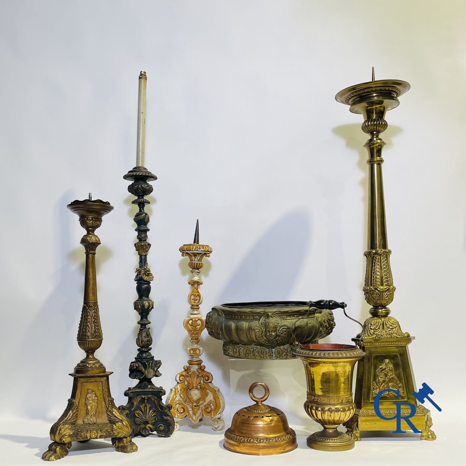 Lot d'objets religieux en bois et cuivre. XVIIIe - XIXe siècle. 4 chandeliers, une jardinière en cuivre, une cloche d'église et autres.