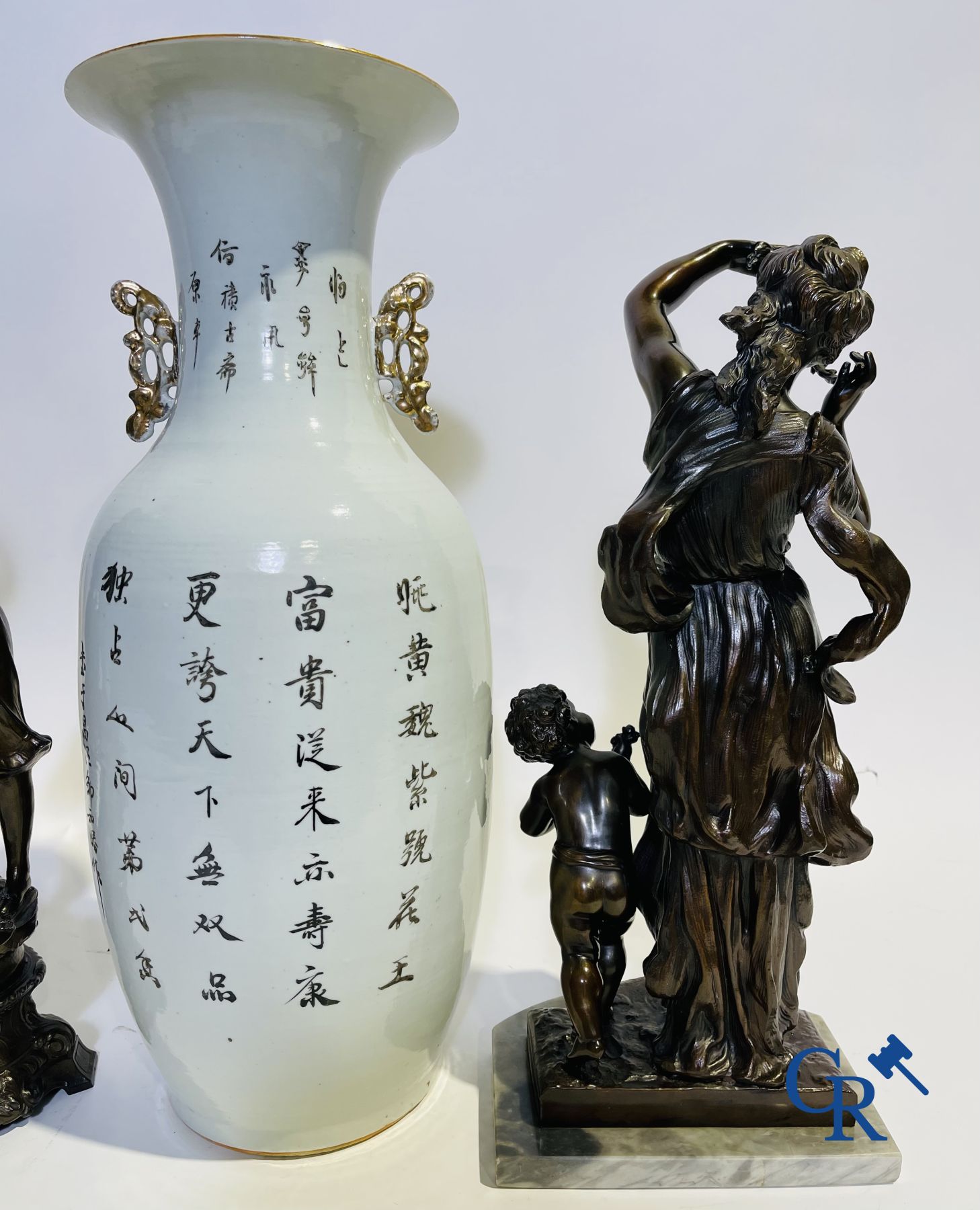 Un lot d'un vase chinois, 2 statues et une garniture de cheminée en régule.