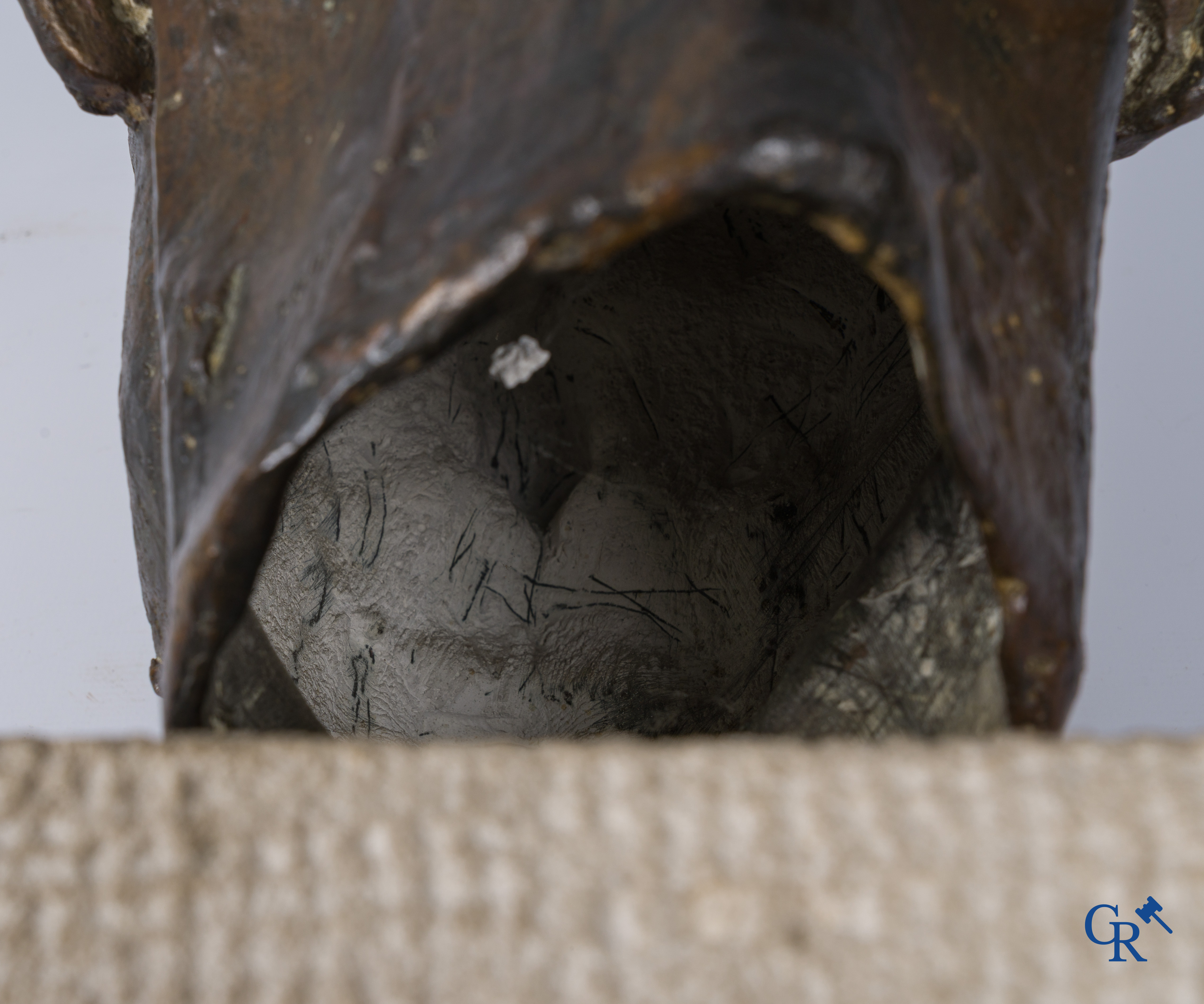 Oscar Jespers (1887-1970)(*) Portret van de schilder Walter Stevens. Brons op kalksteen. 1916.