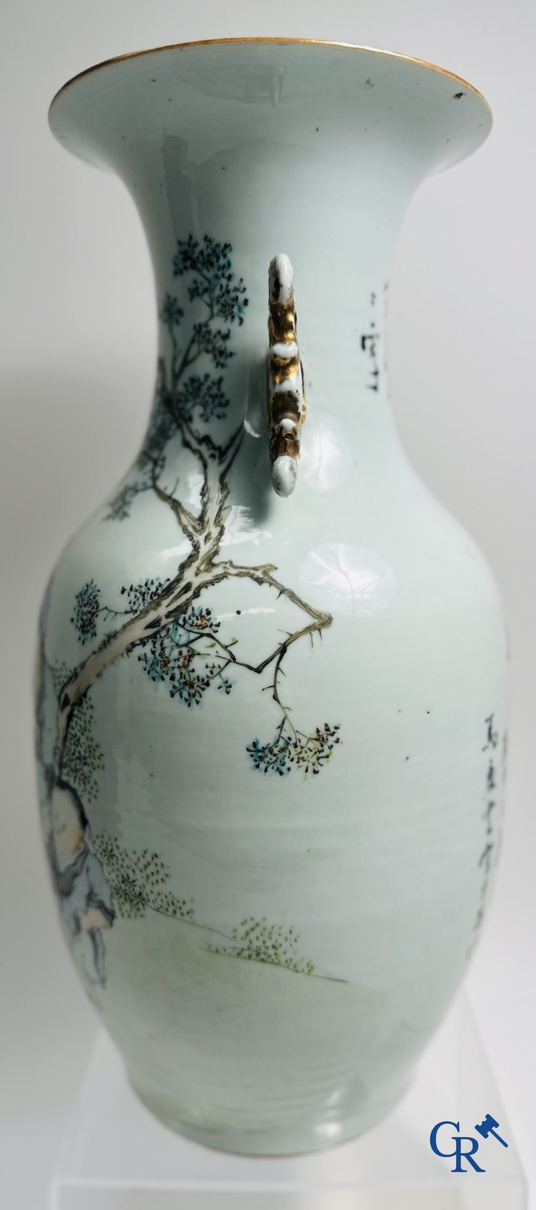 Porcelaine Chinoise: Vase Chinois à décor de 7 enfants jouant dans un jardin.