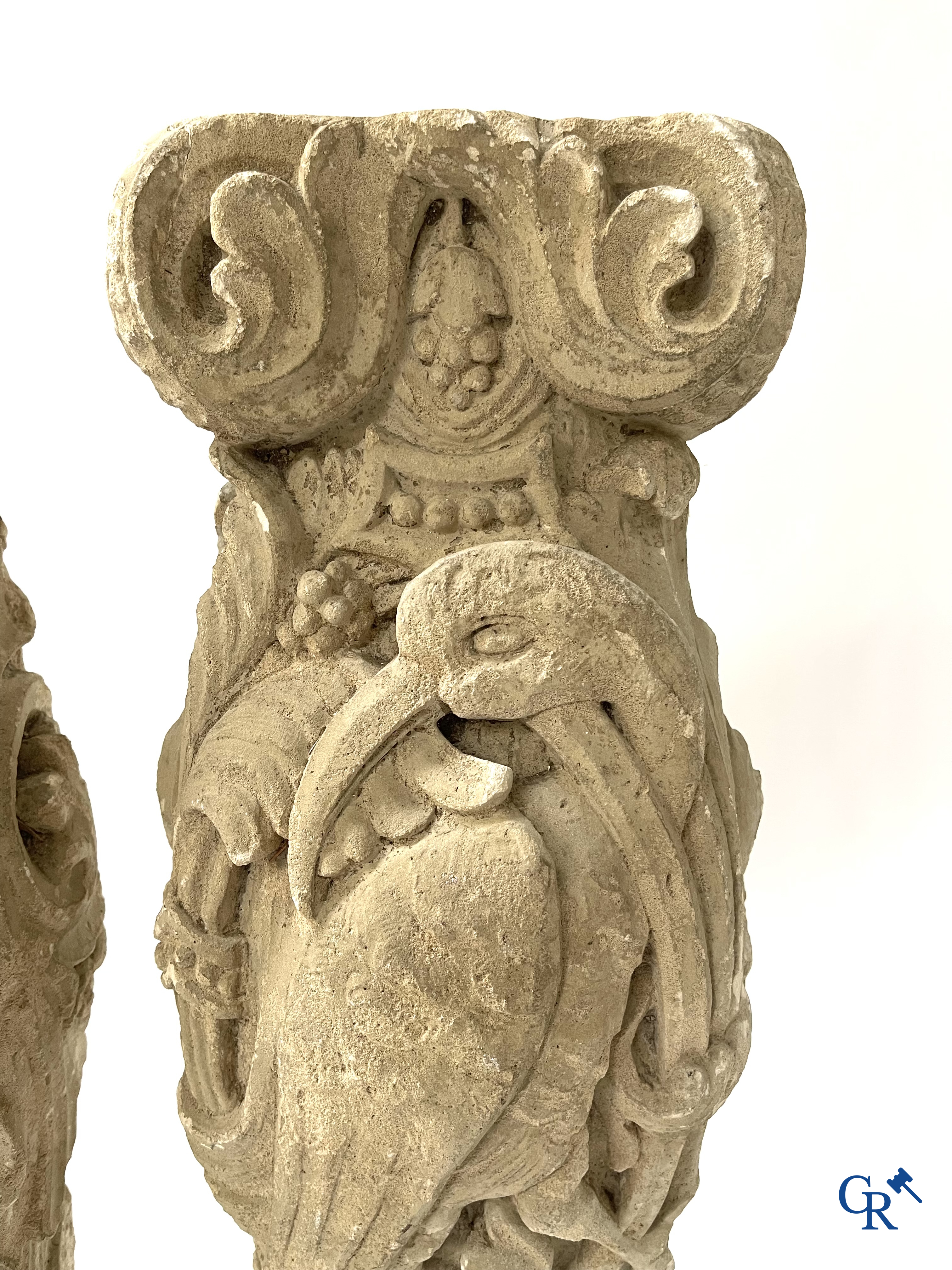 Paar gebeeldhouwde kalkstenen kapitelen. Frankrijk, hoogstwaarschijnlijk Champagnestreek, XIIe eeuw.